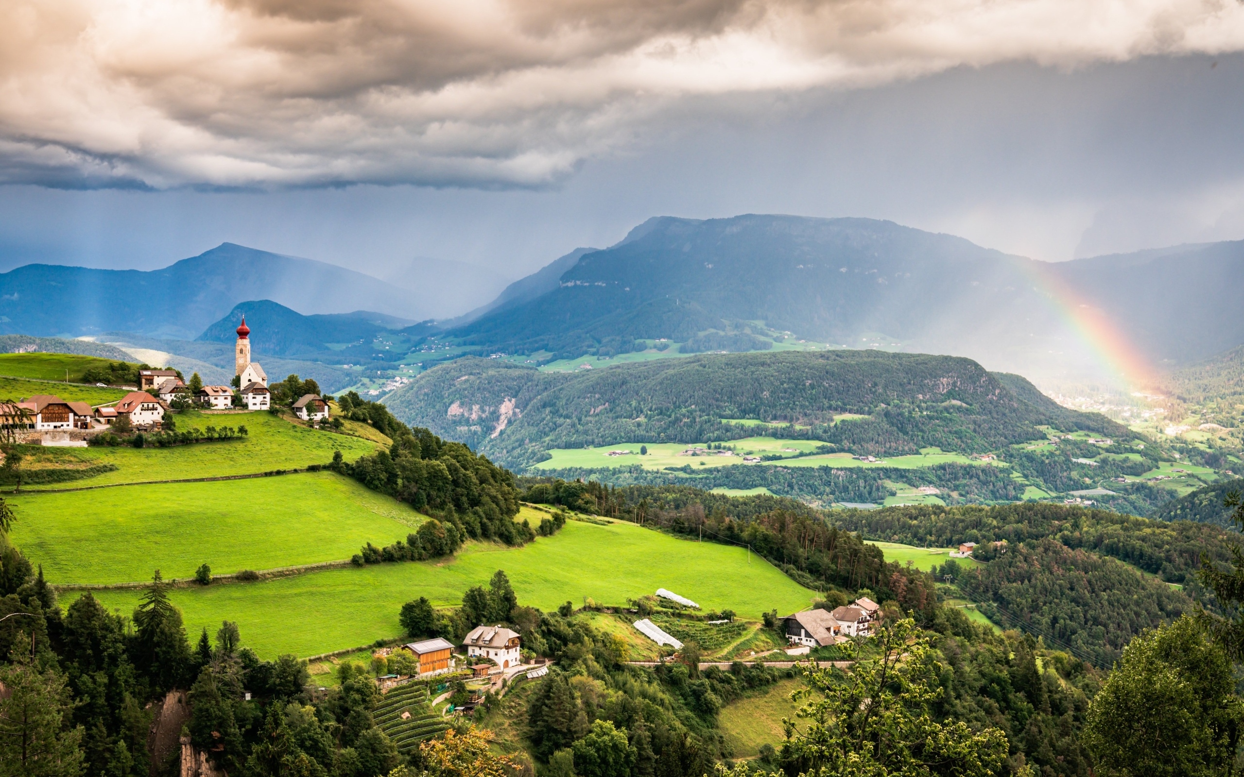 Дождь омывает покрытые зеленью горы