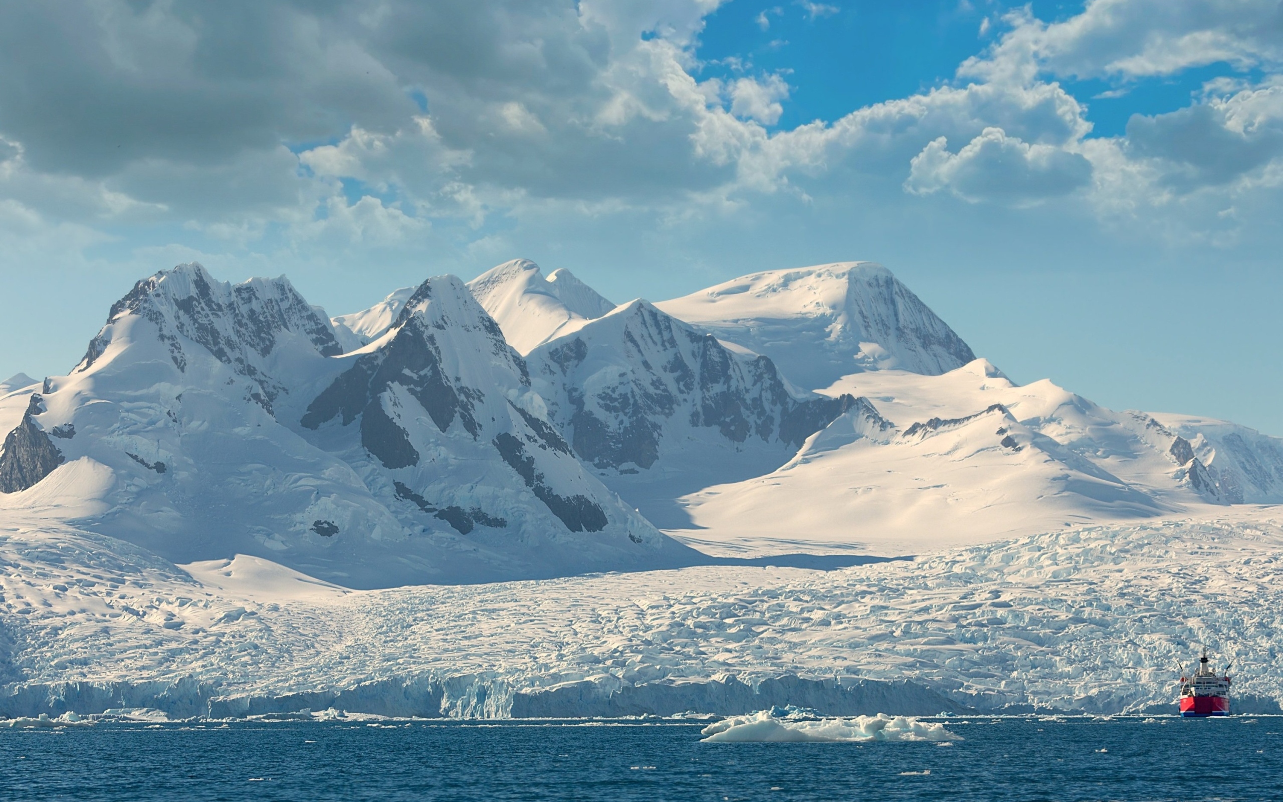 Заснеженные горы на берегу Арктики
