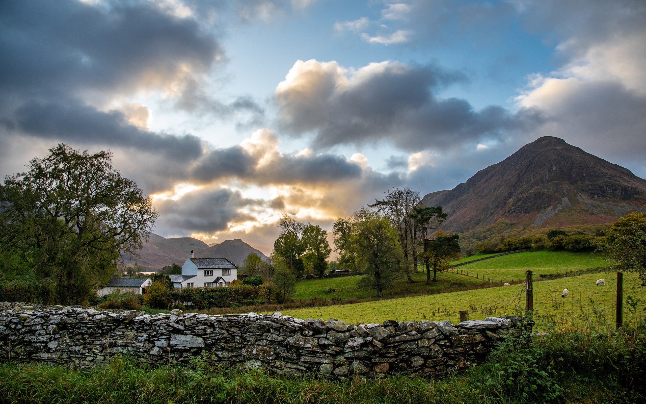 Восход солнца над горами у фермы