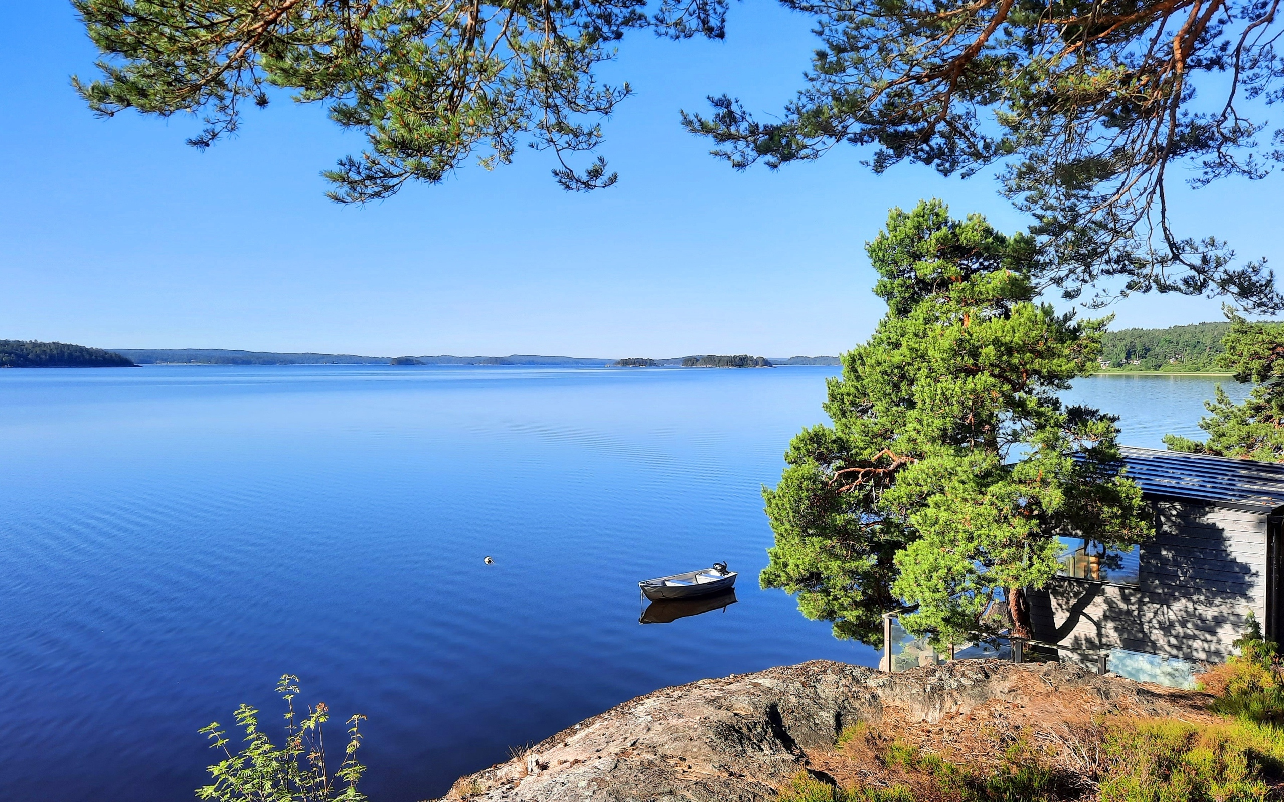 Красивый вид с утеса на спокойное озеро 