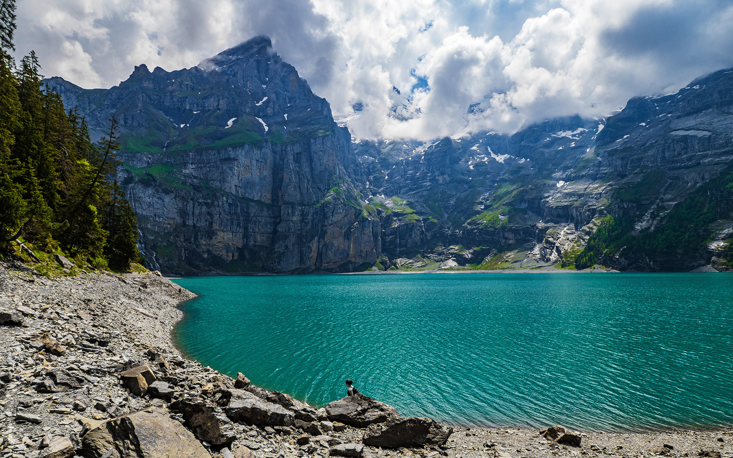 Чистая голубая вода в горном озере