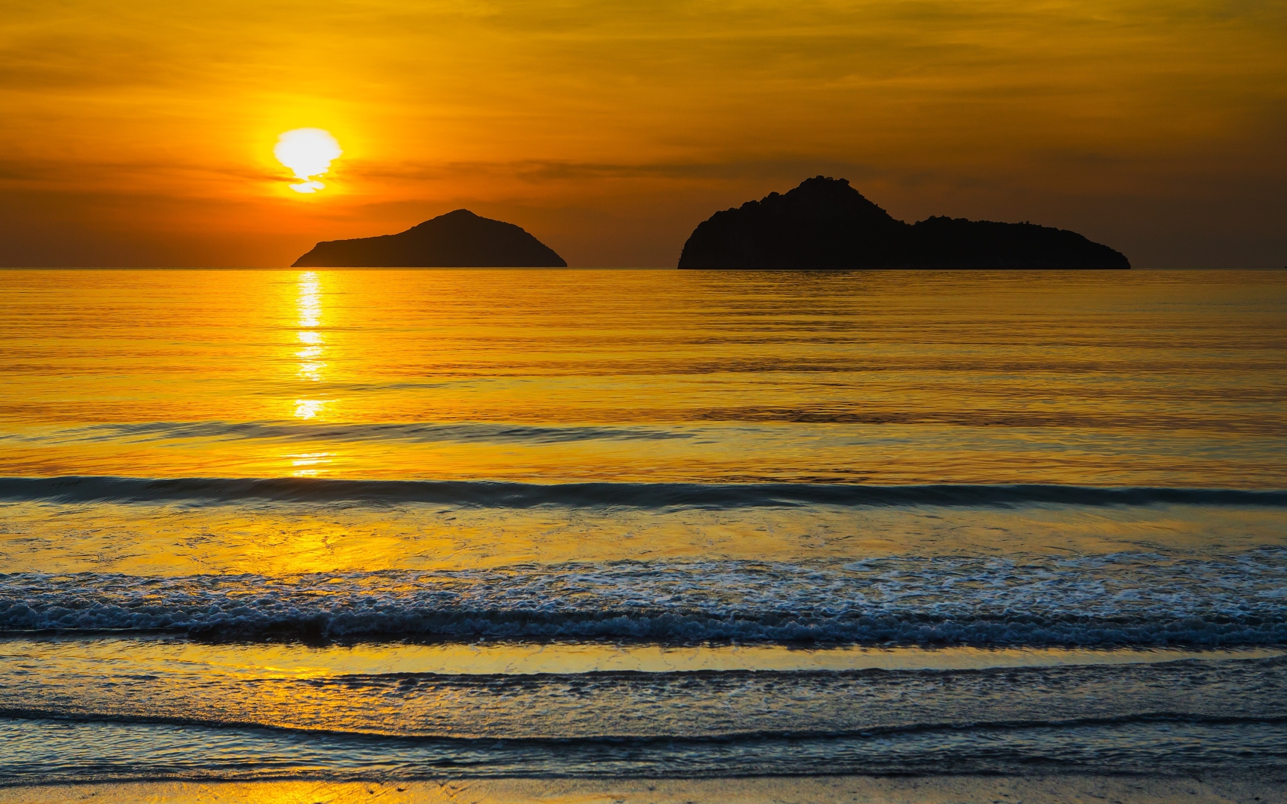 Красивый закат над спокойным морем летом