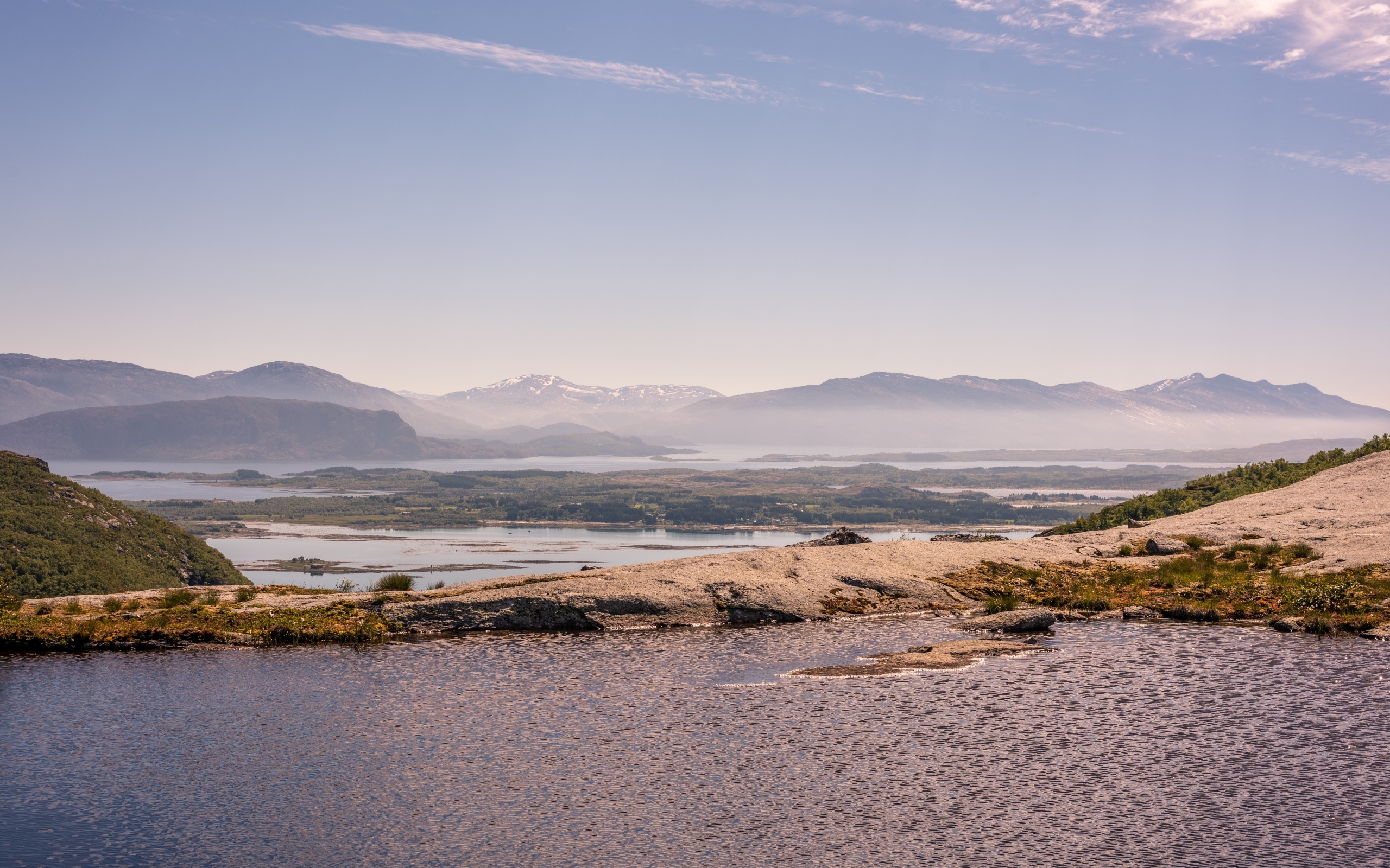 Спокойная вода в заливе под голубым небом летом
