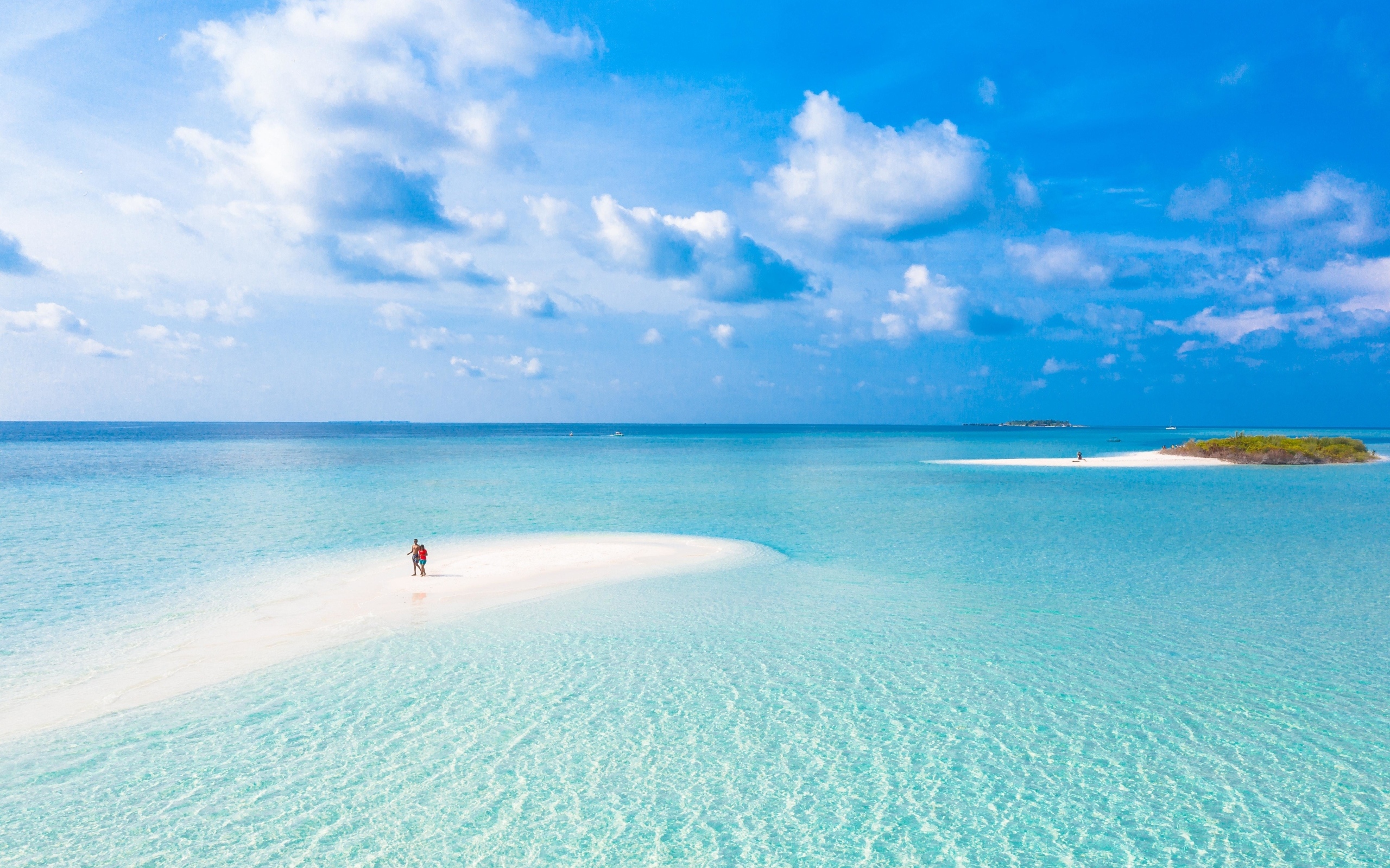 Низкое небо над голубой водой океана