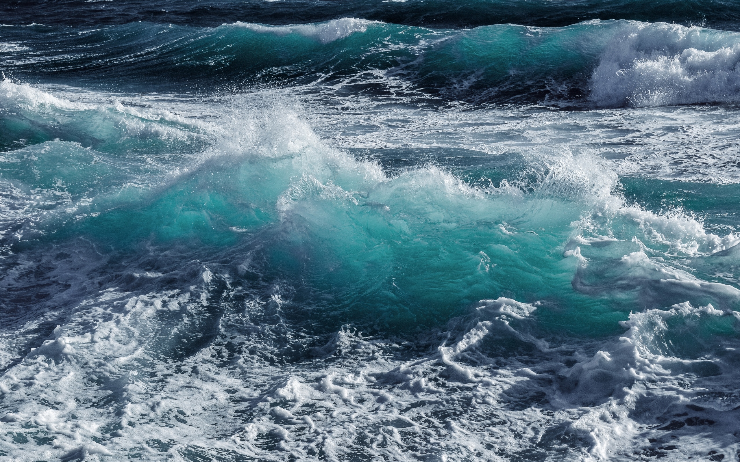 Бушующая голубая вода моря