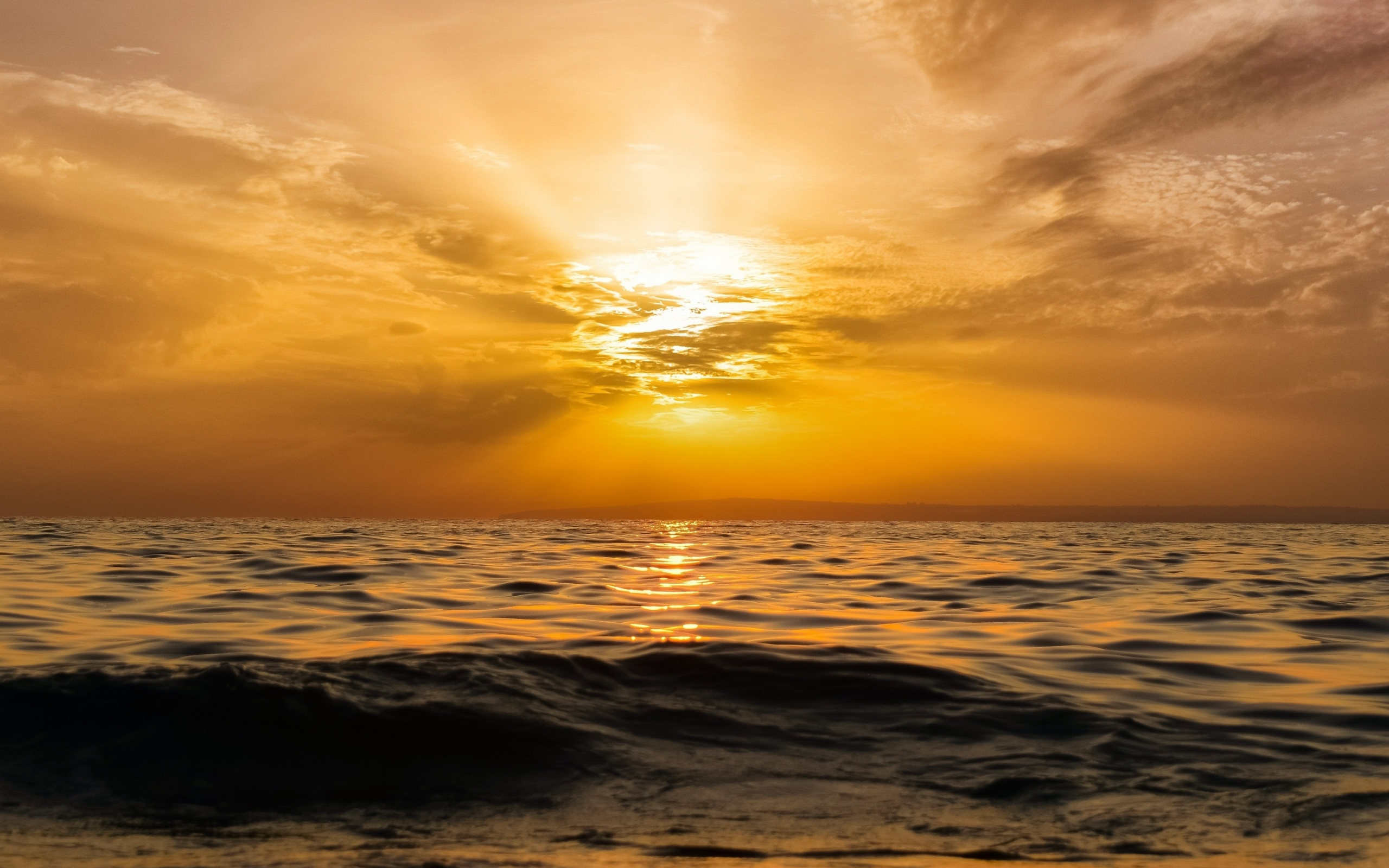 Красивый закат яркого солнца над морем