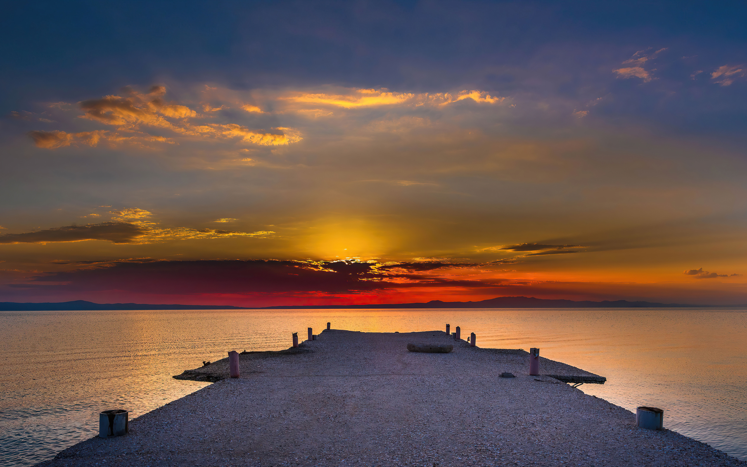 Мост у морского залива на закате солнца