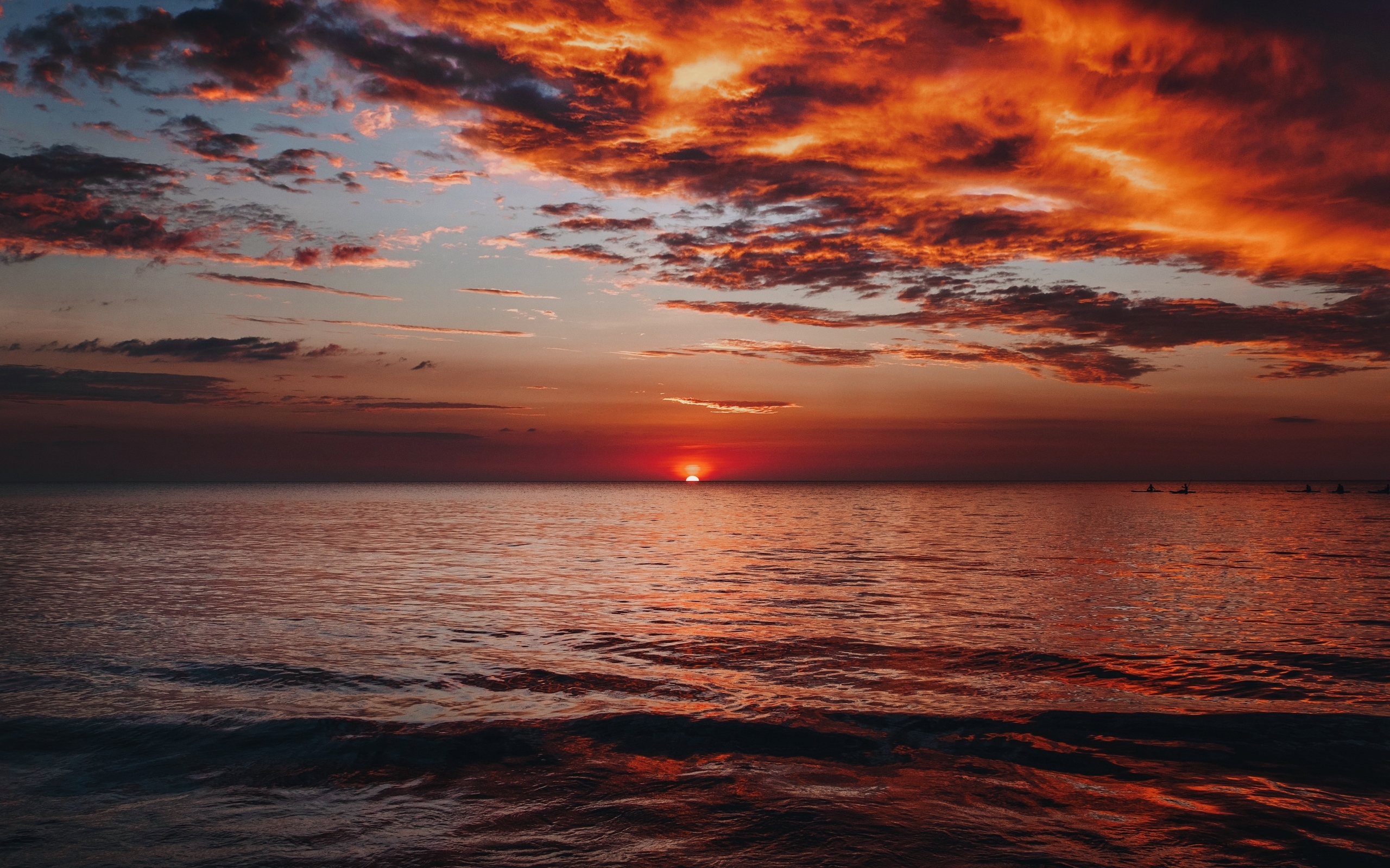 Красные облака в небе над морем на закате