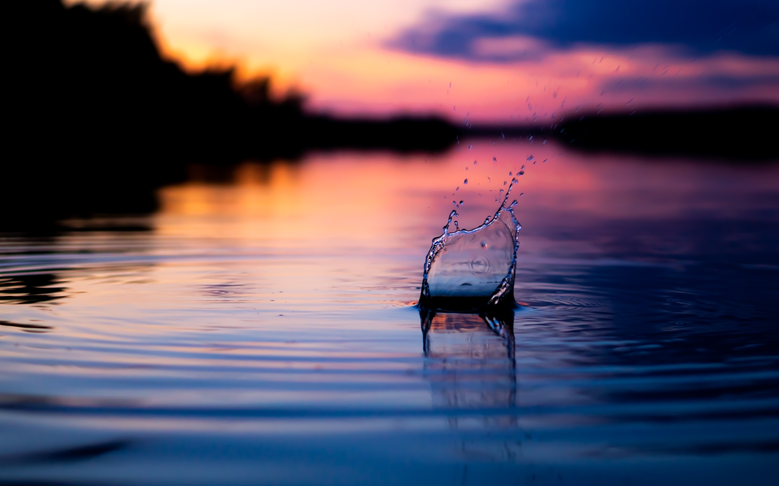 Брызги на воде реки на закате