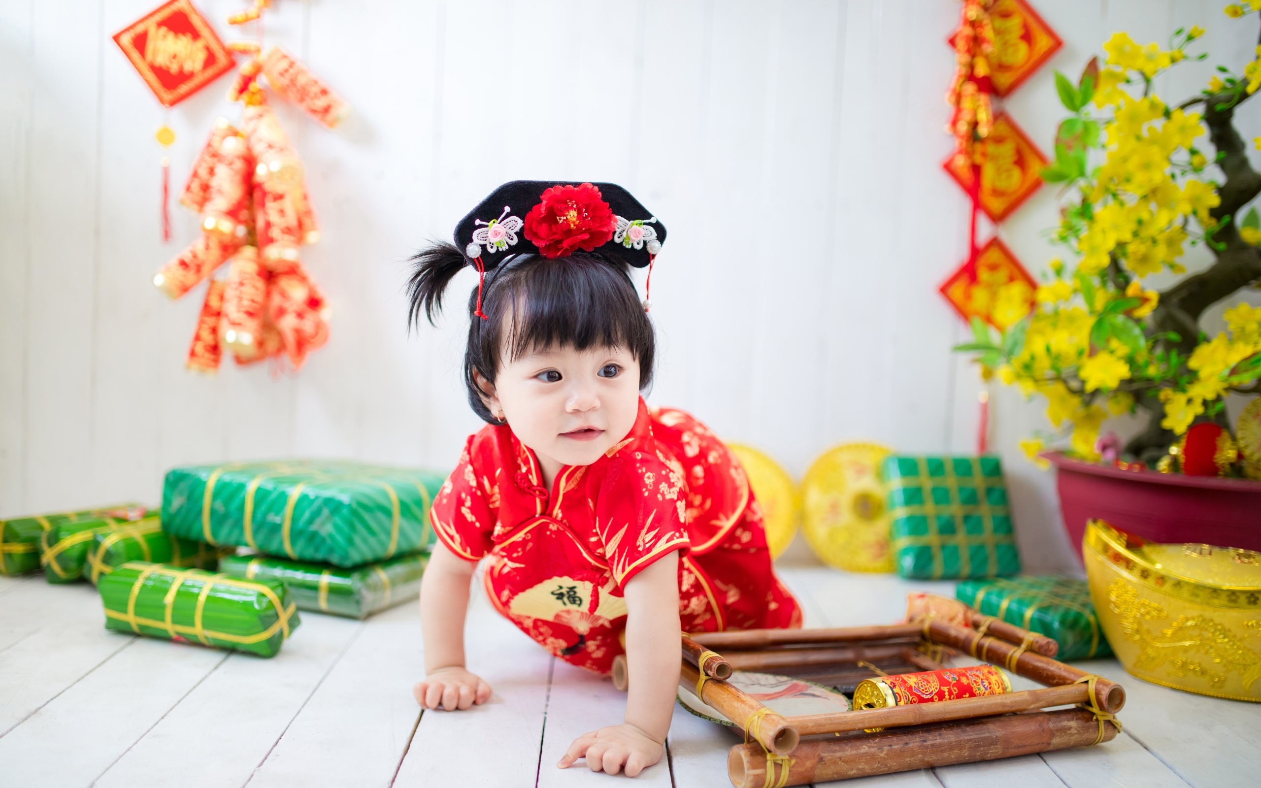 Девочка азиатка в национальном костюме