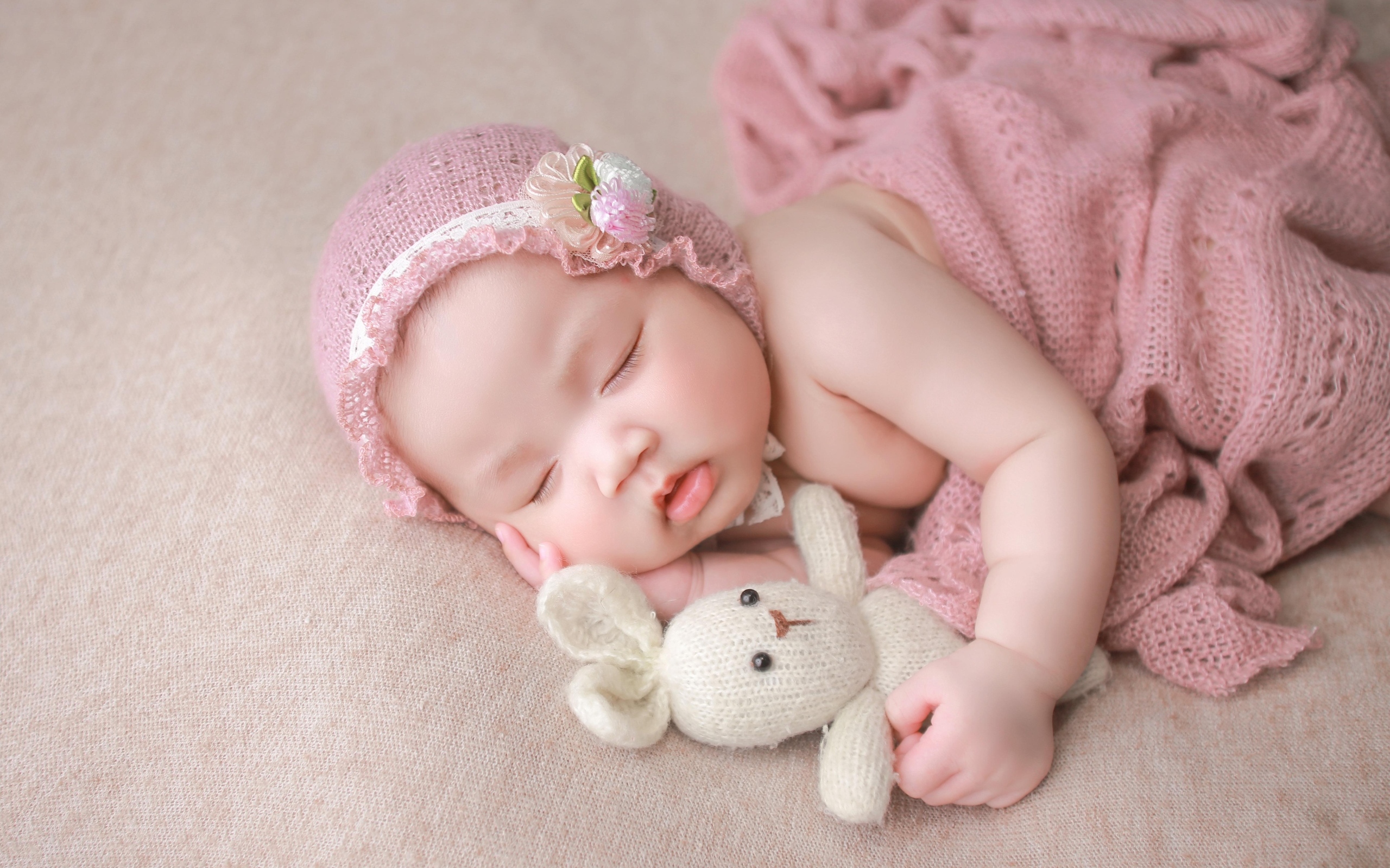 Девочка азиатка спит с игрушечным зайцем