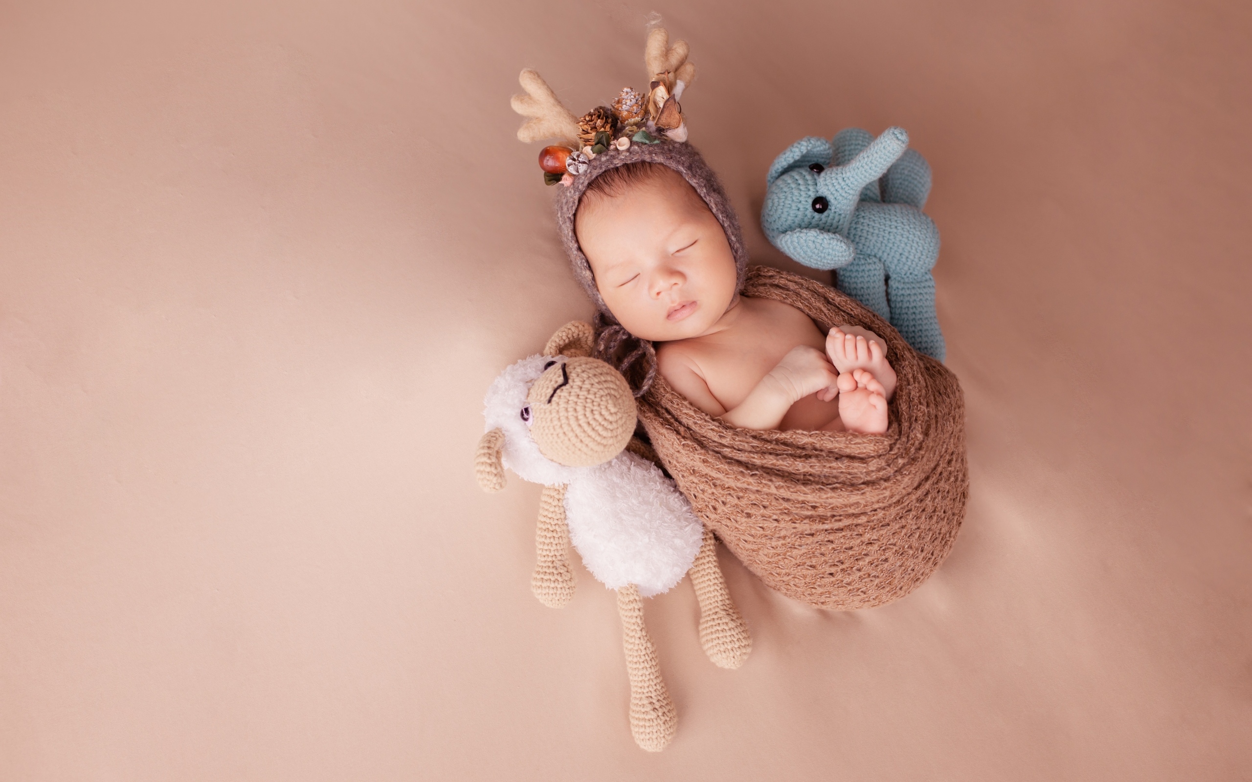 Ребенок спит с любимыми игрушками