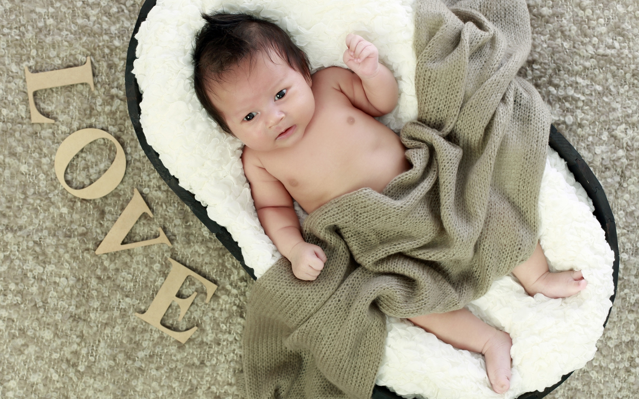 Красивый малыш с надписью любовь