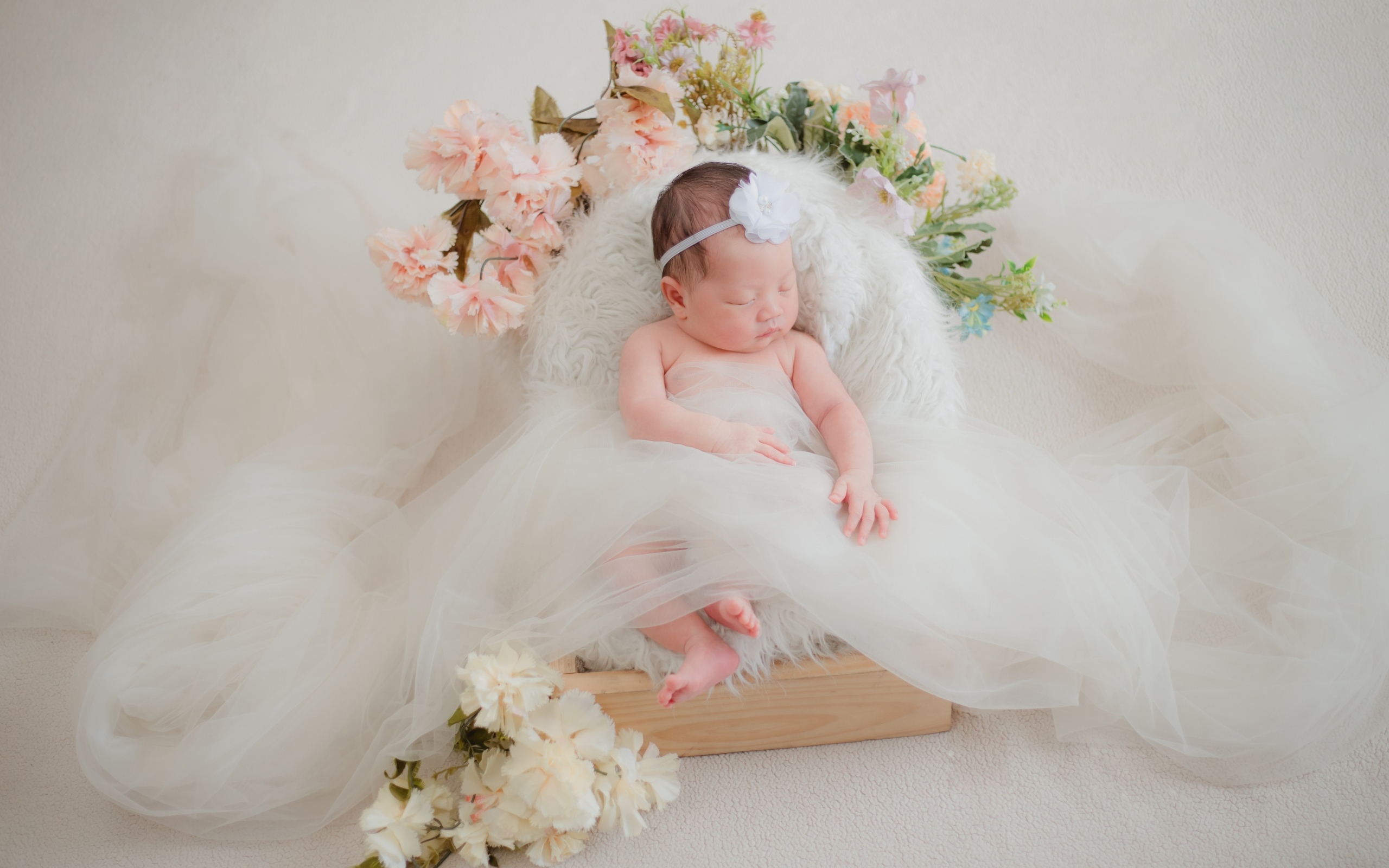 Красивая кровать с цветами для спящей красавицы