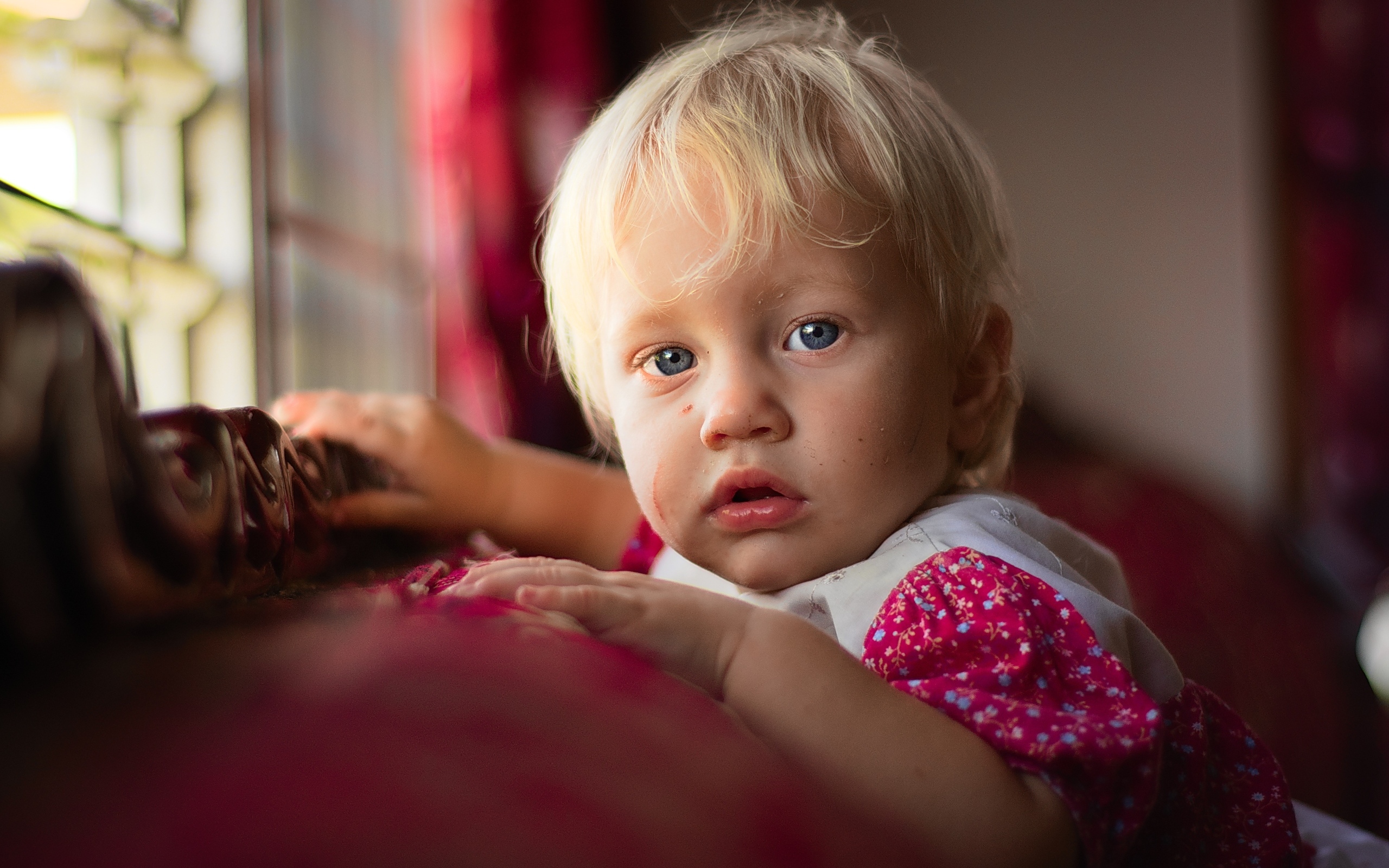 Красивая девушка с голубыми глазами