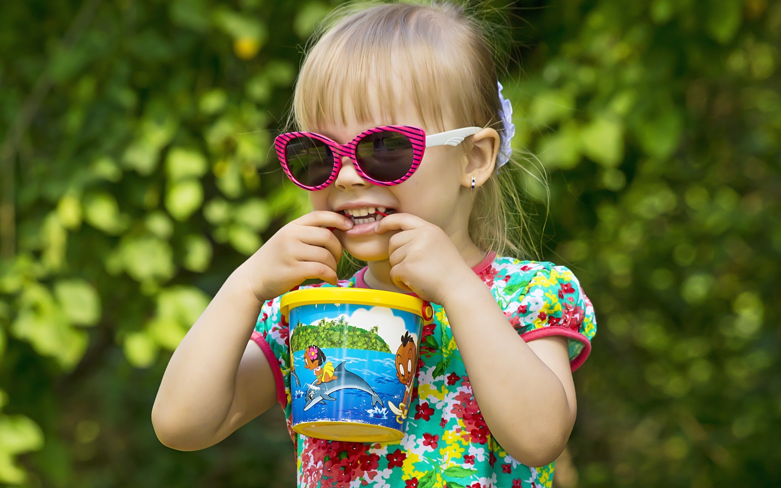 Красивая маленькая девочка в очках