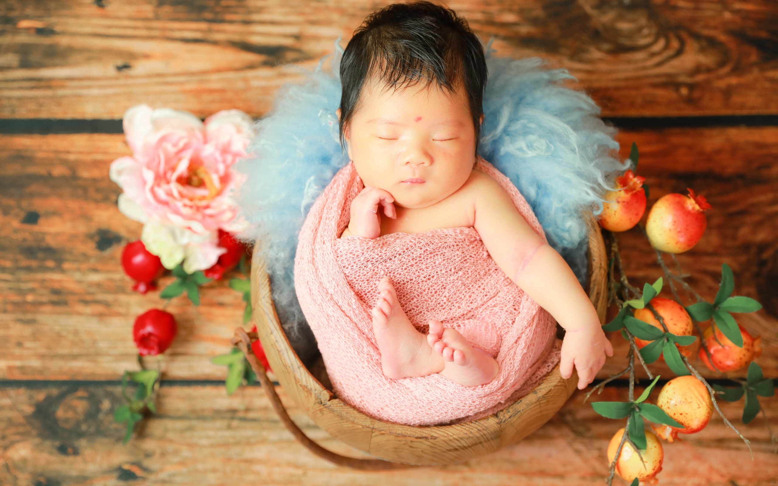 Красивый спящий ребенок с декором