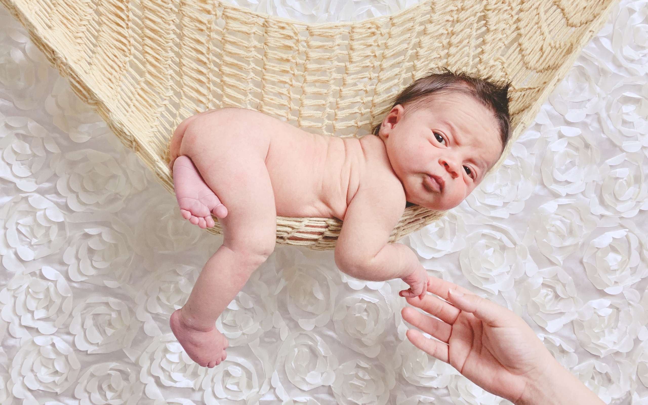 Ребенок лежит в гамаке 