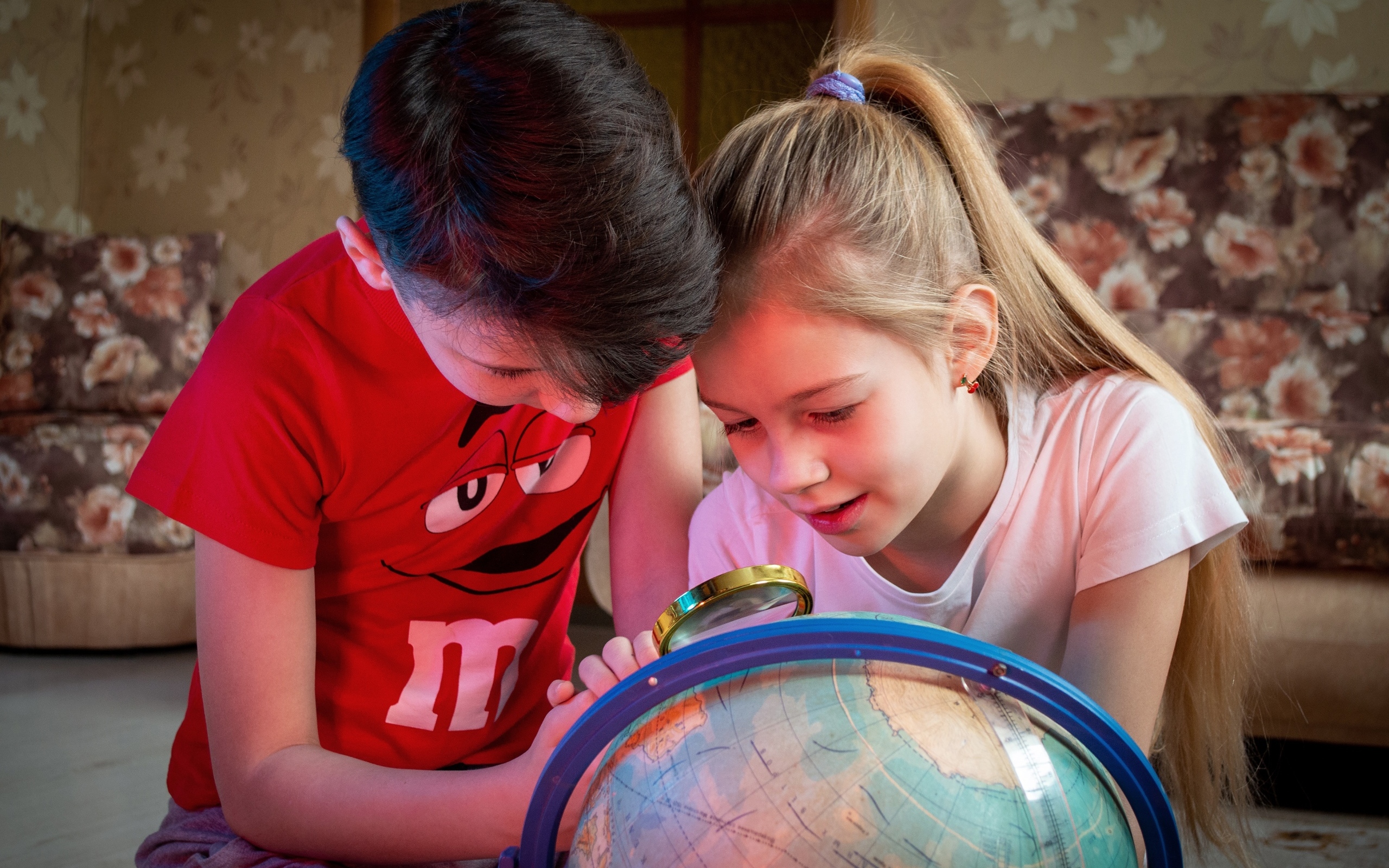 Дети школьники изучают глобус