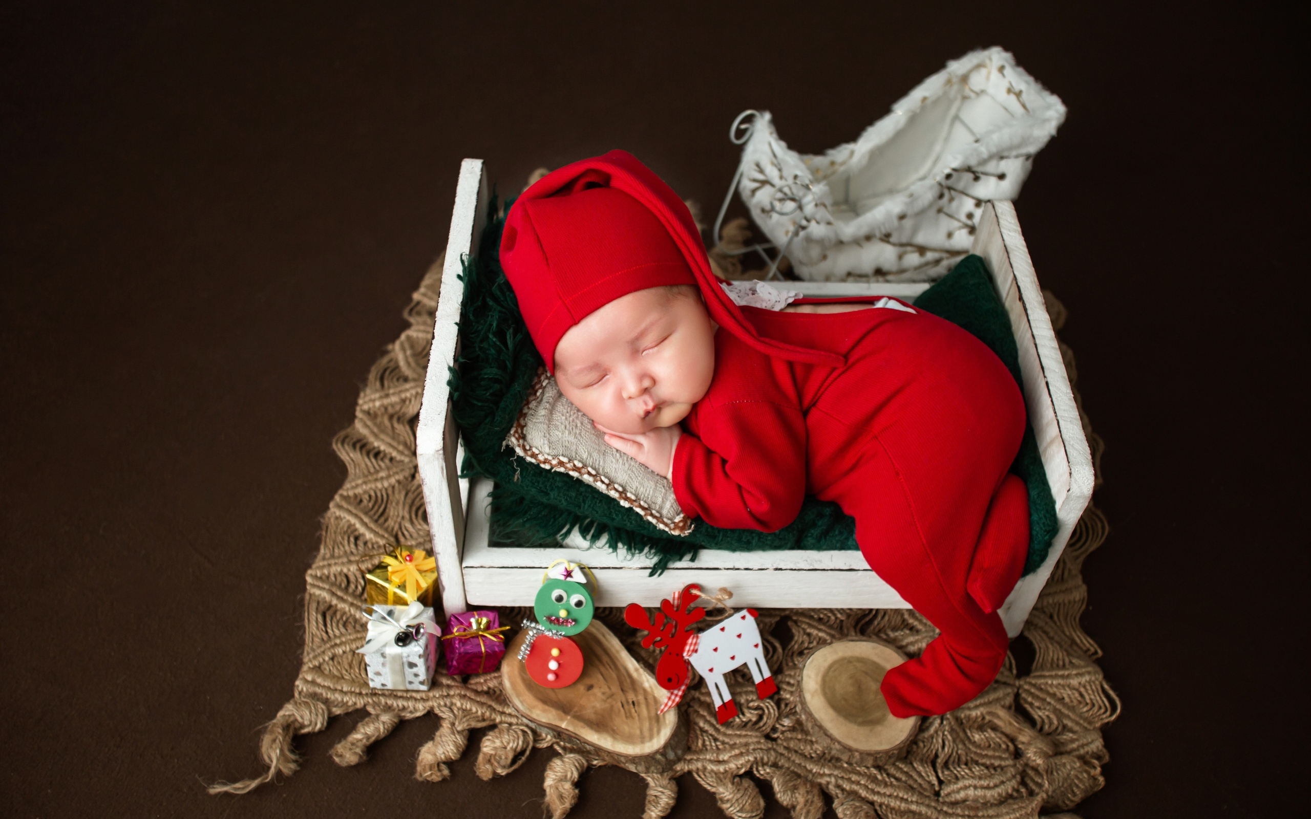 Милый ребенок в красном костюме