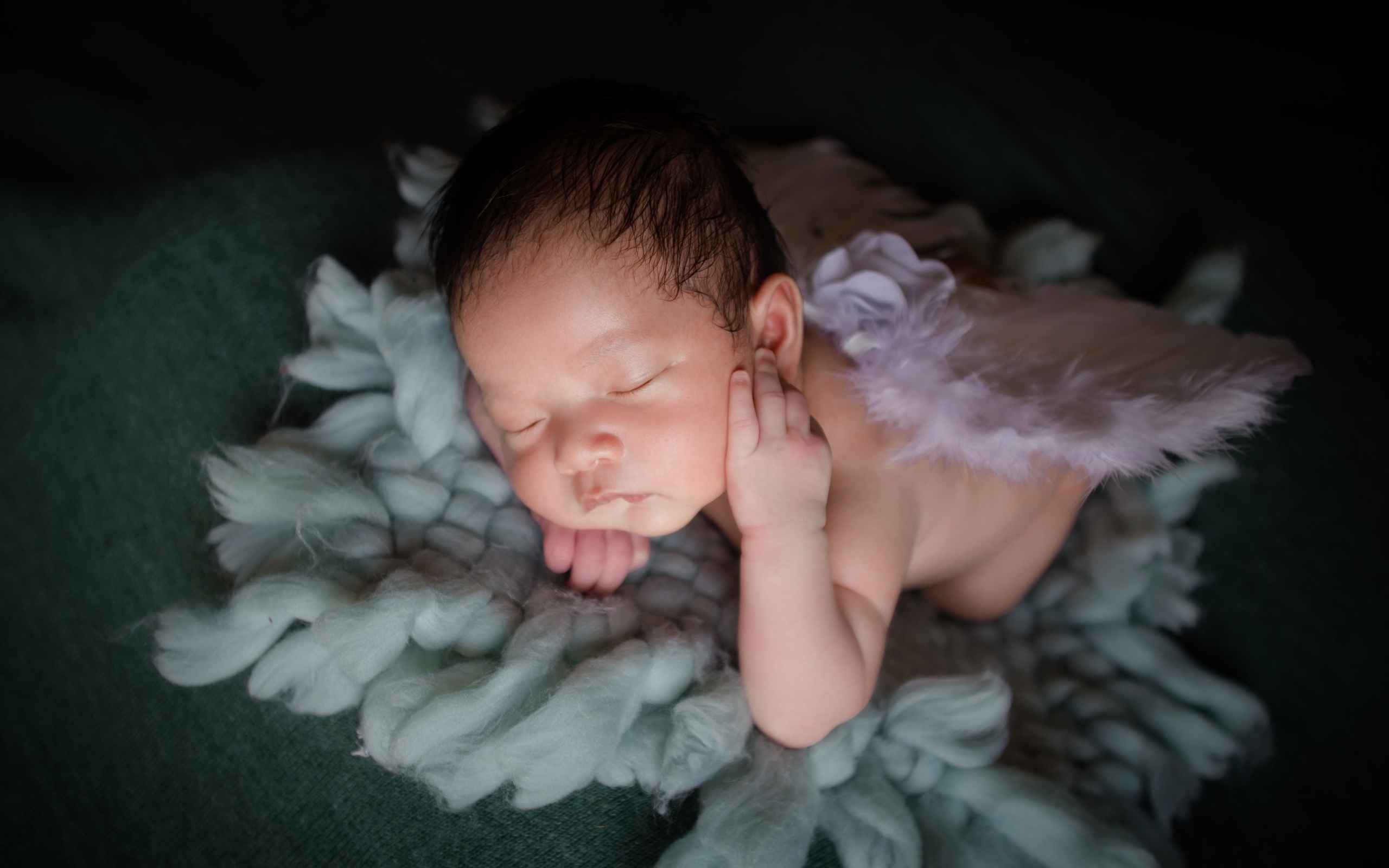 Милый новорожденный малыш с крыльями ангела 