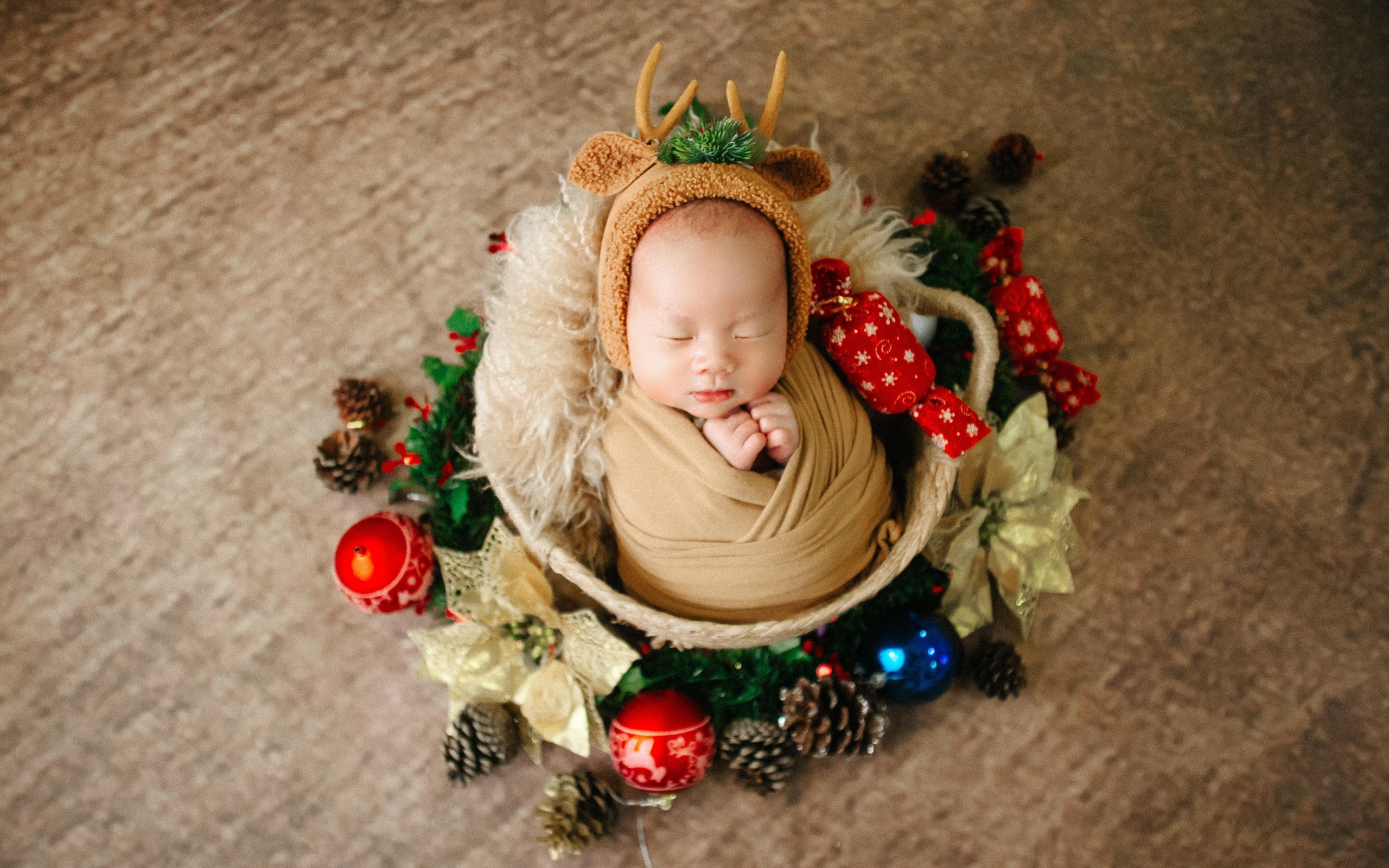 Милый спящий новорожденный малыш с игрушками