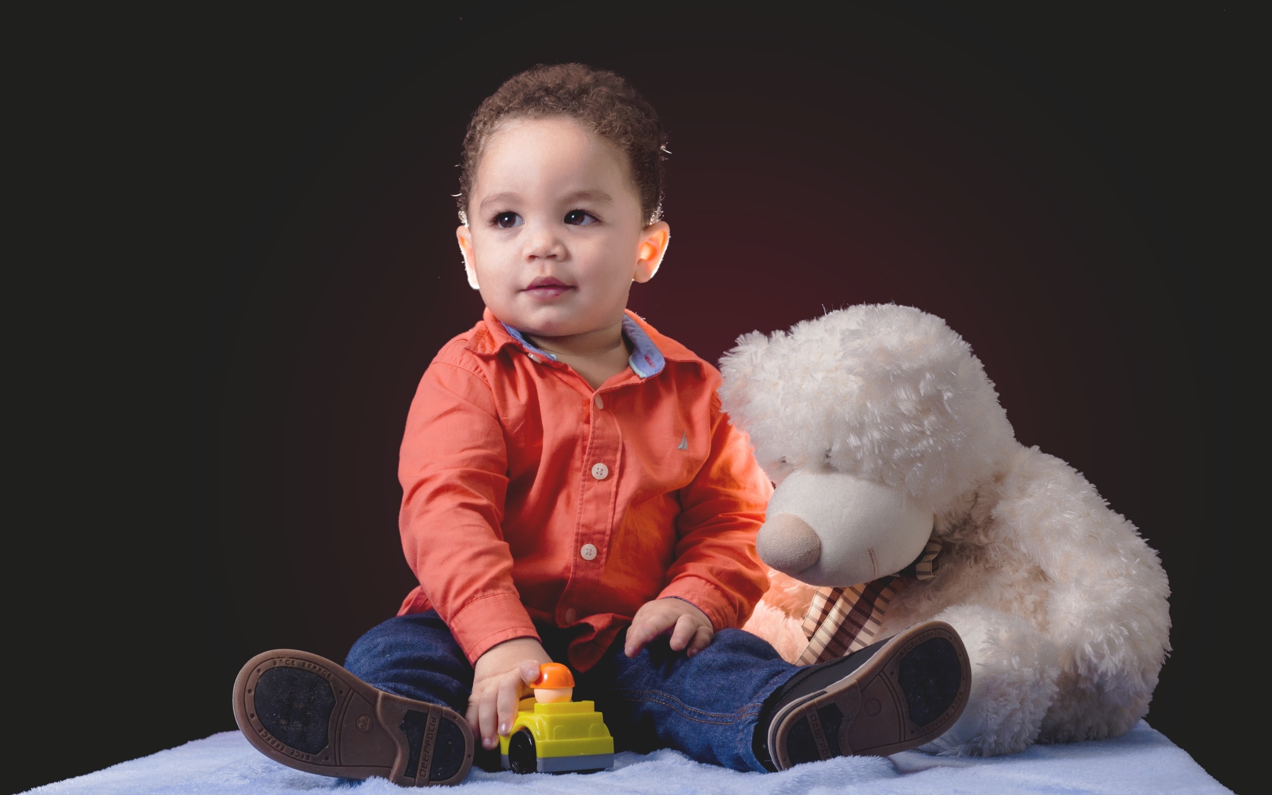 Маленький мальчик с большим игрушечным медведем