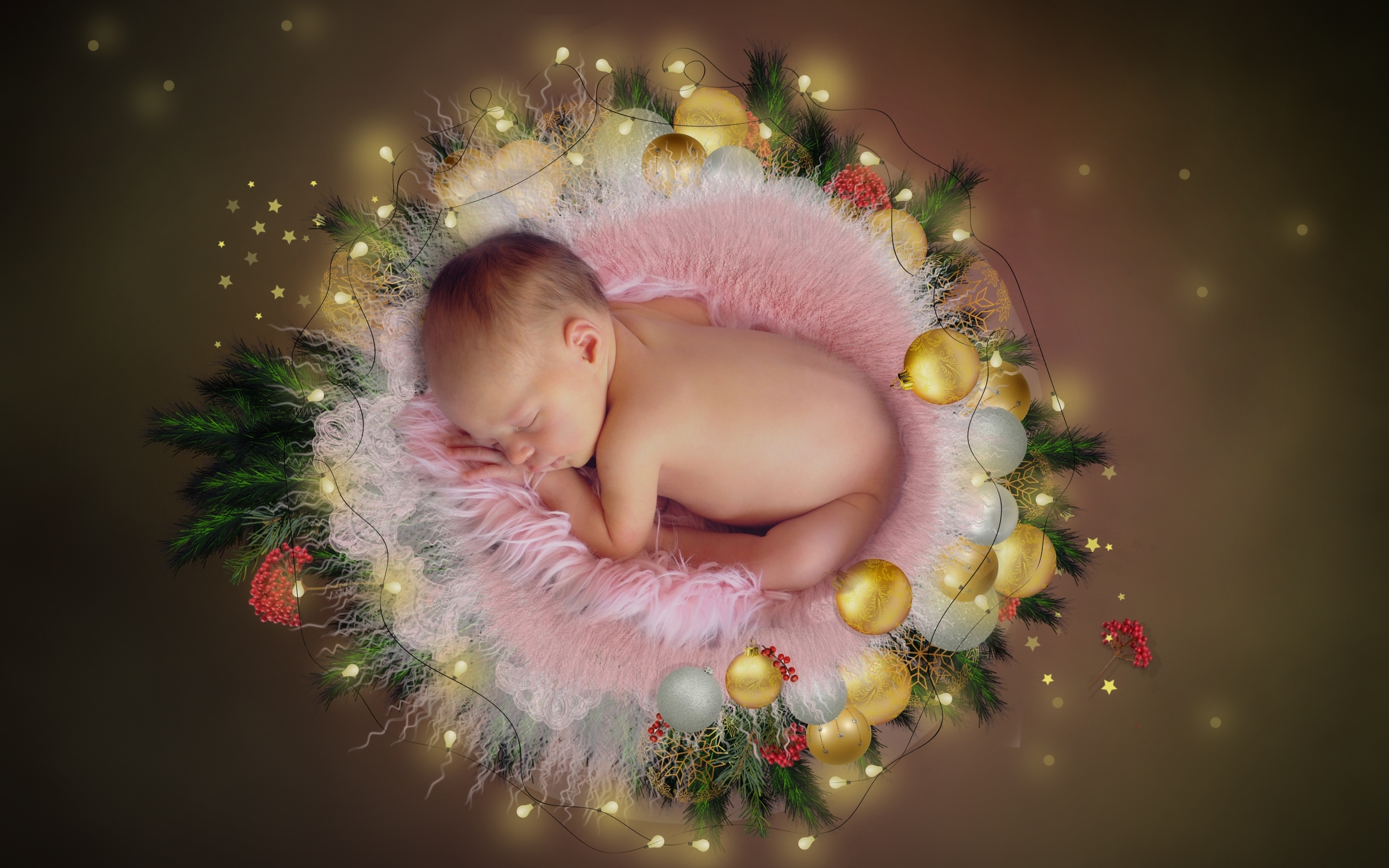 Маленький новорожденный малыш с гирляндой