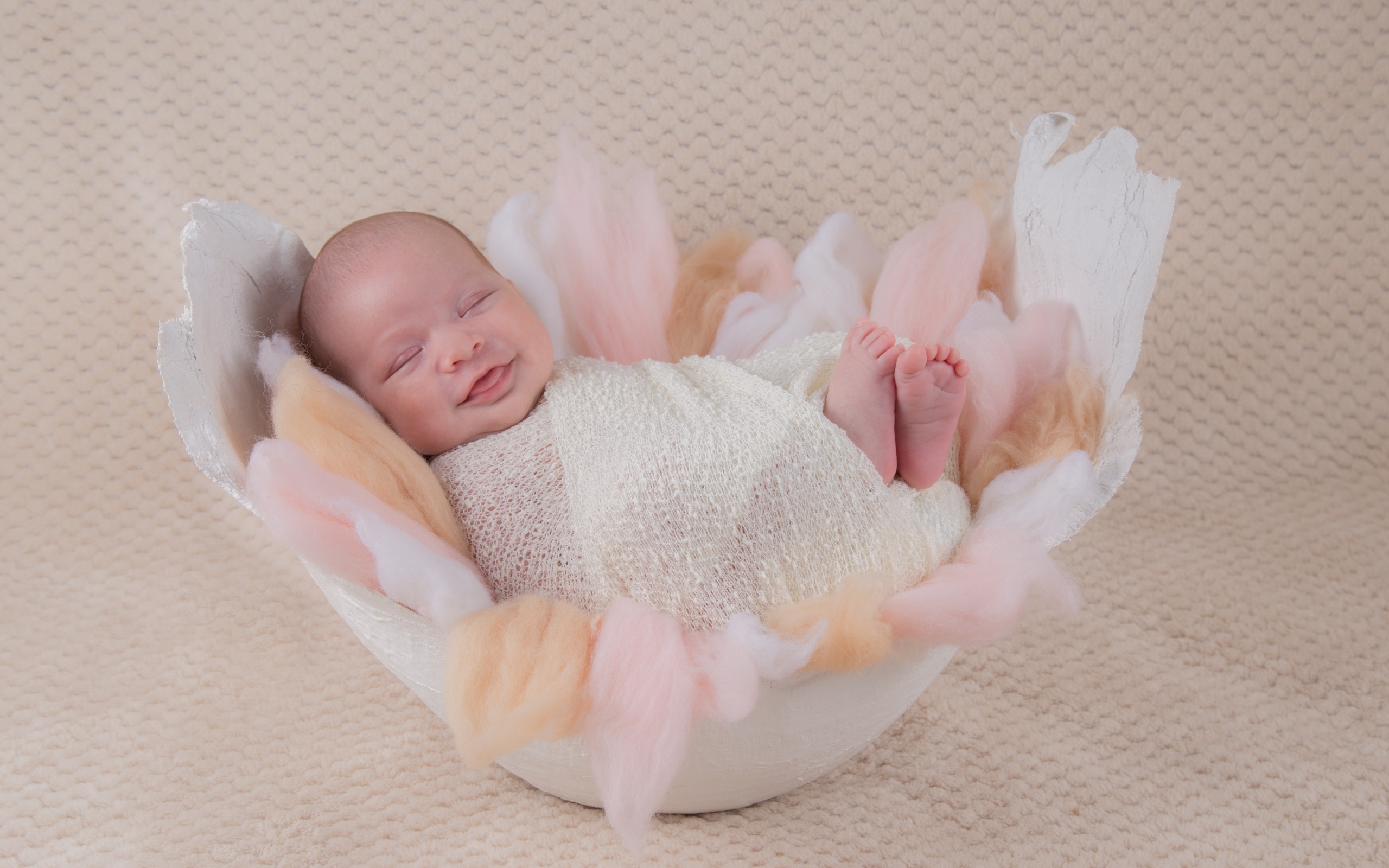 Улыбающийся спящий новорожденный малыш