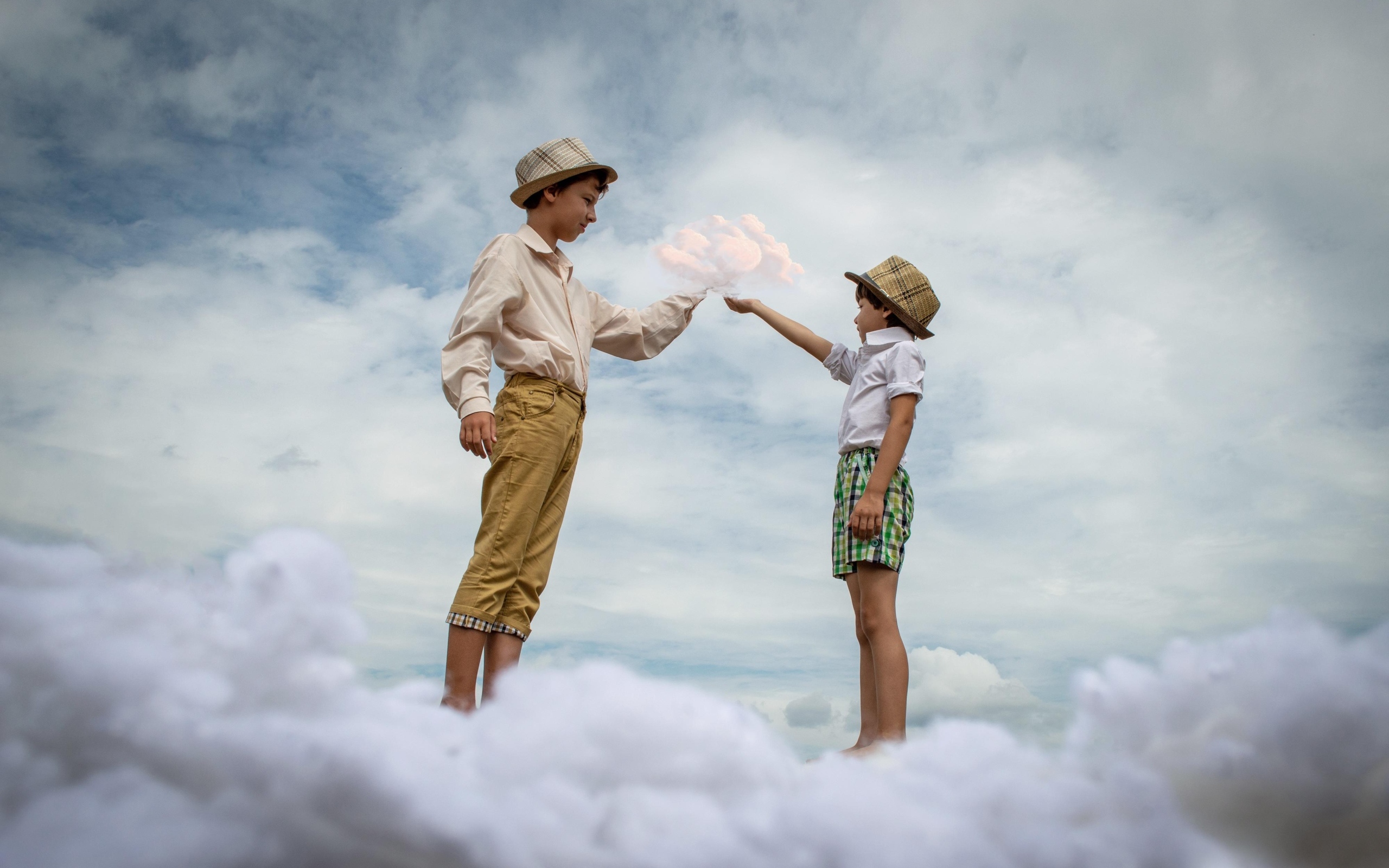Два мальчика стоят на белом облаке