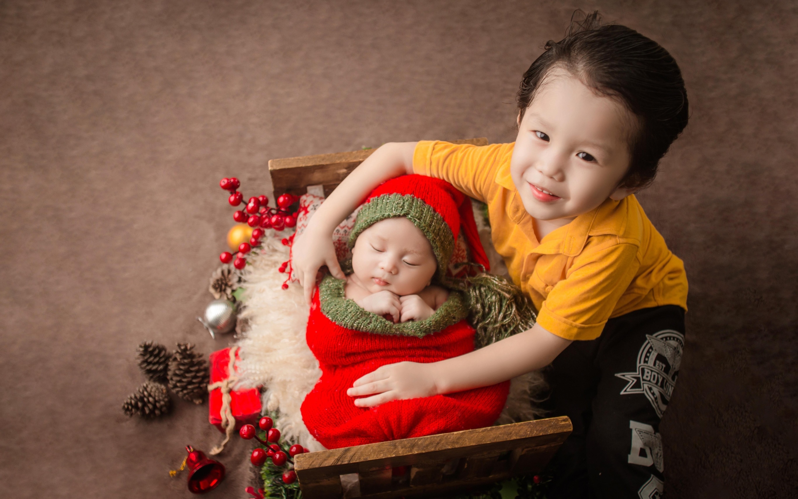 Два маленьких брата на фотосессии