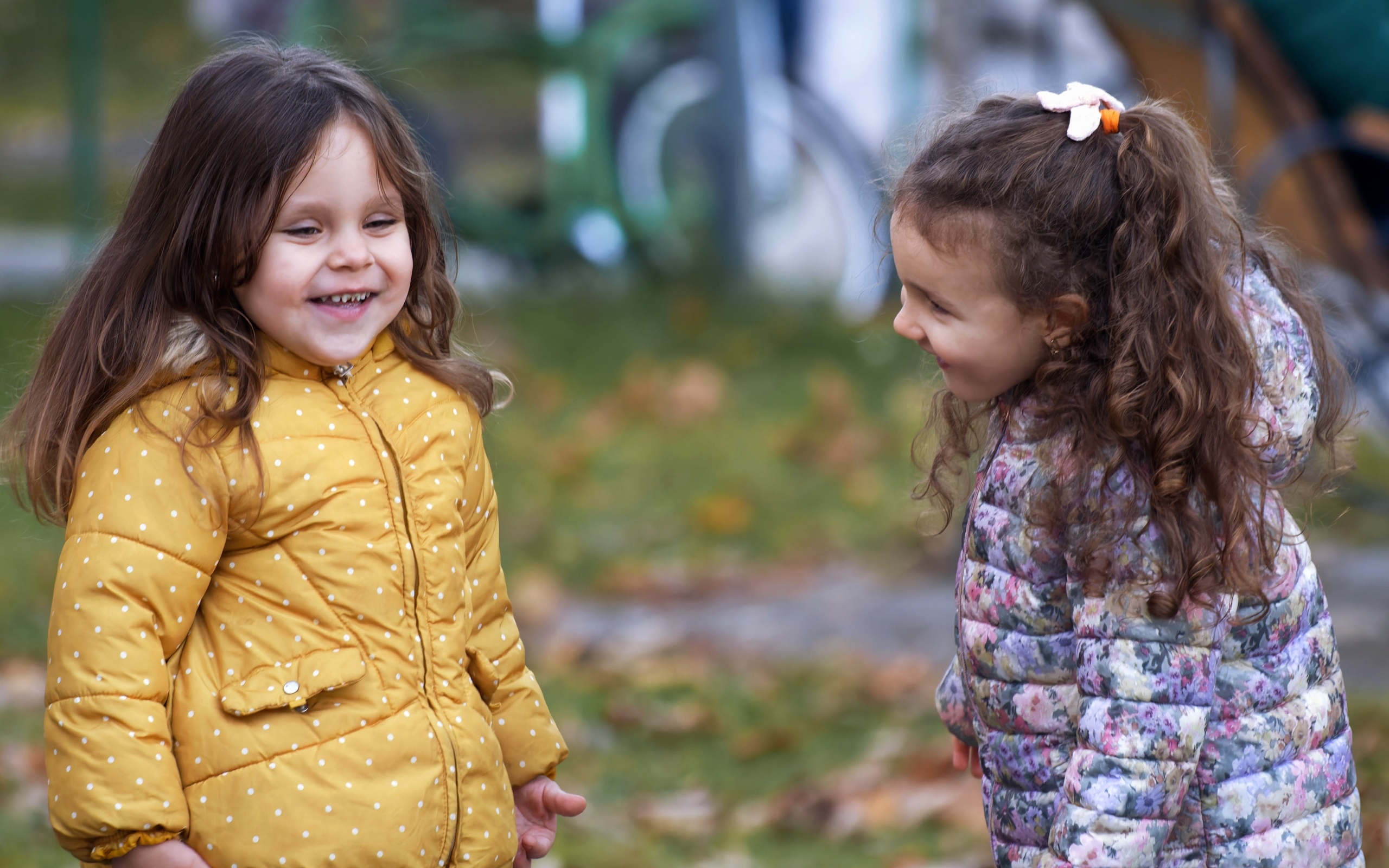 Две маленькие улыбающиеся девочки