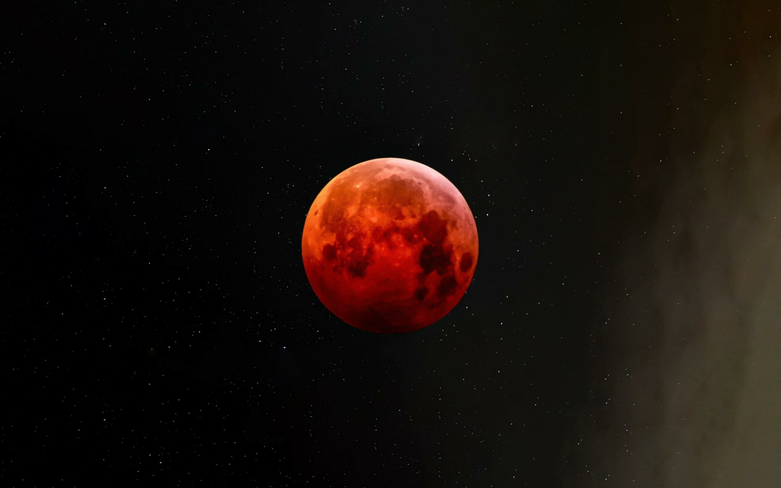 Большая красная луна в звездном небе