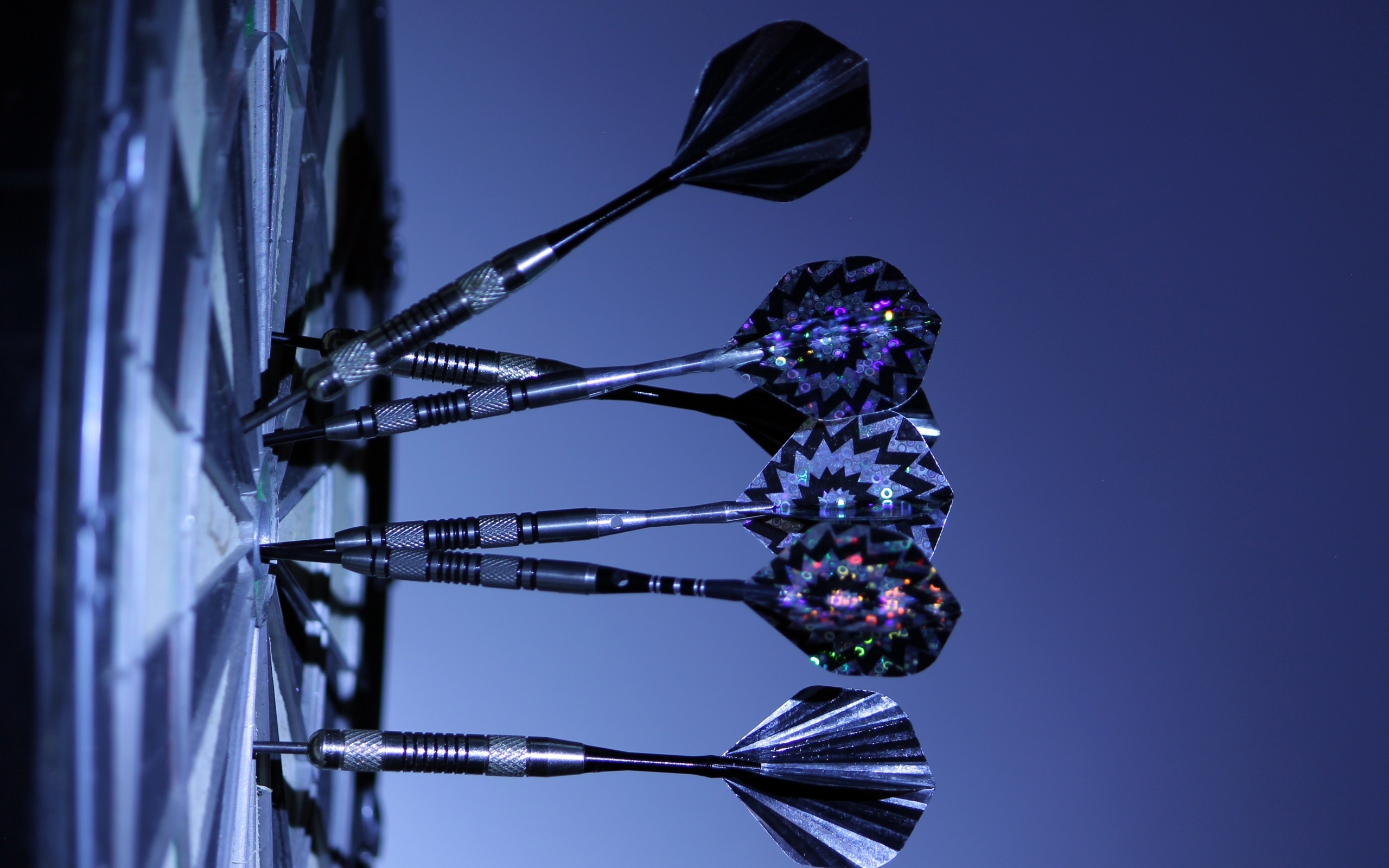 Мишень для игры в дартс с дротиками