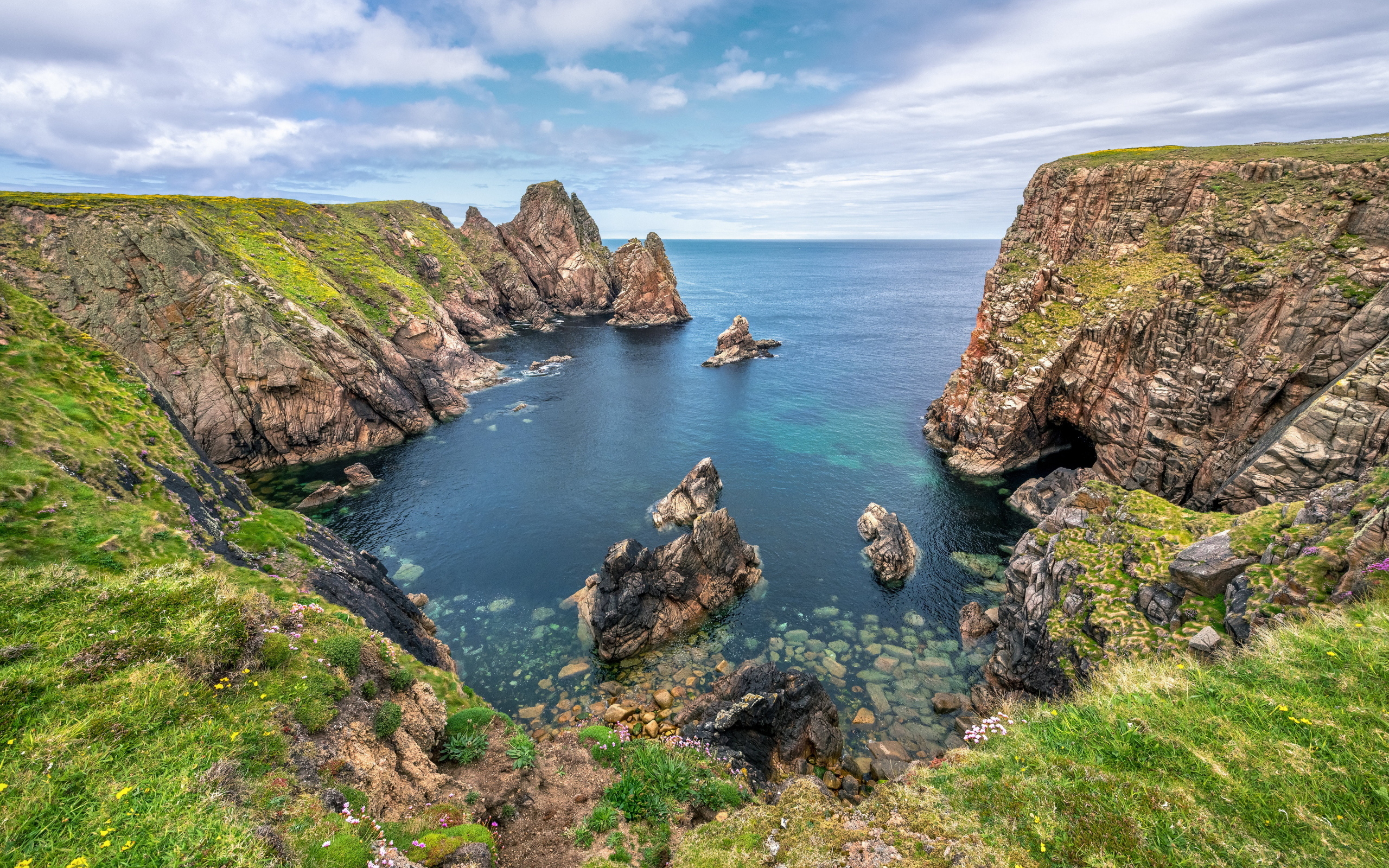 Скалы в заливе на острове Тори, Ирландия