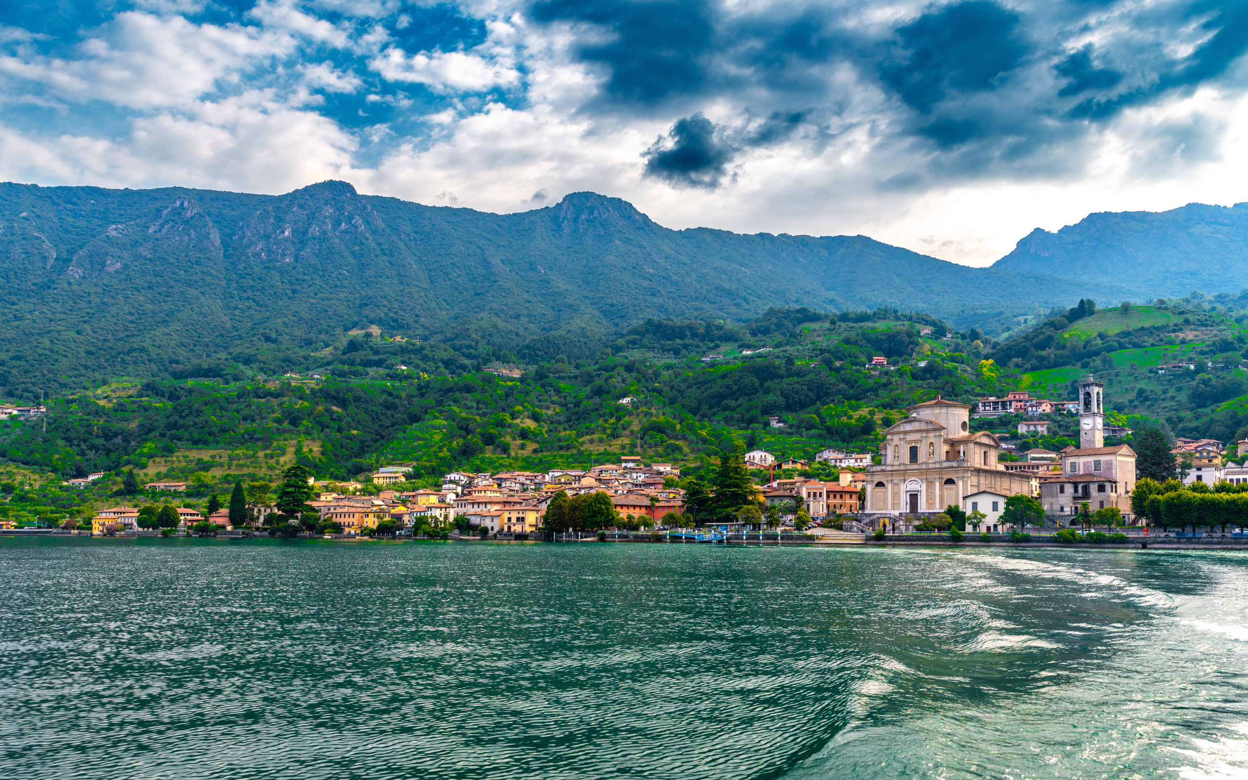 Красивый вид на озеро  и дома на берегу в горах, Италия