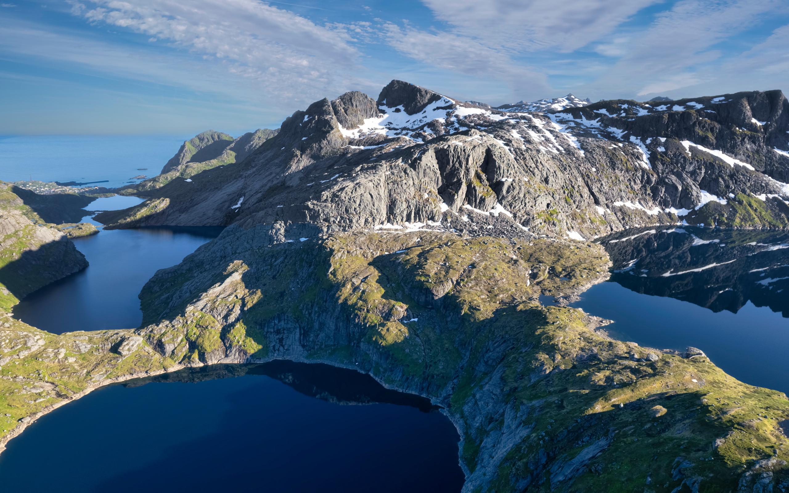 Горы  Лофотенских островов под голубым небом, Норвегия