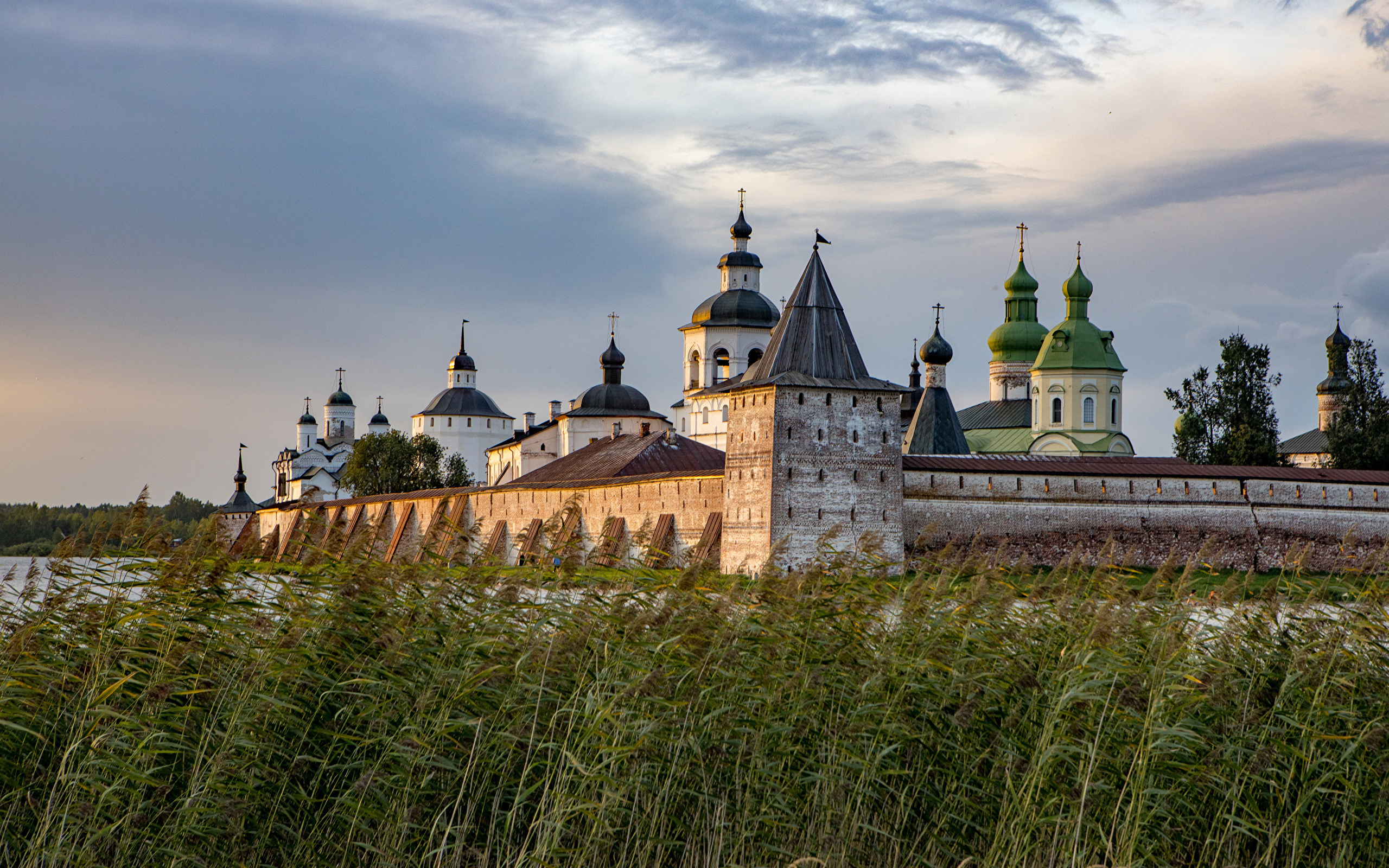 Кирилло-Белозерский монастырь  у реки, Россия