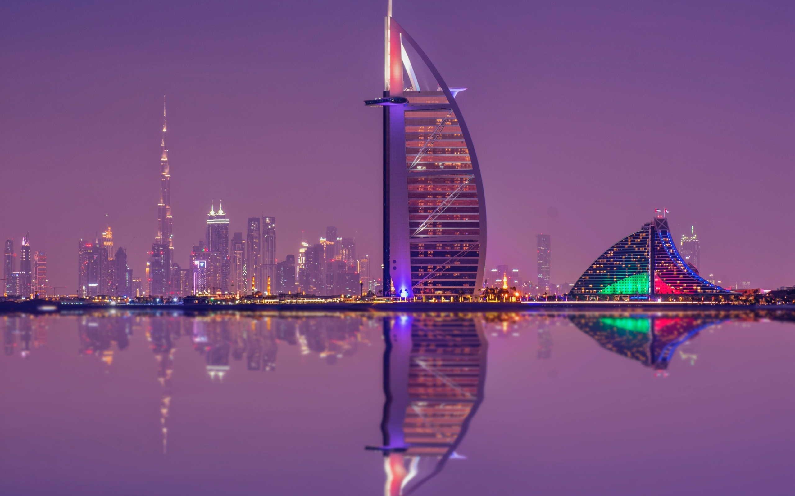 Вид на отель Бурдж Аль Араб в Дубае ночью