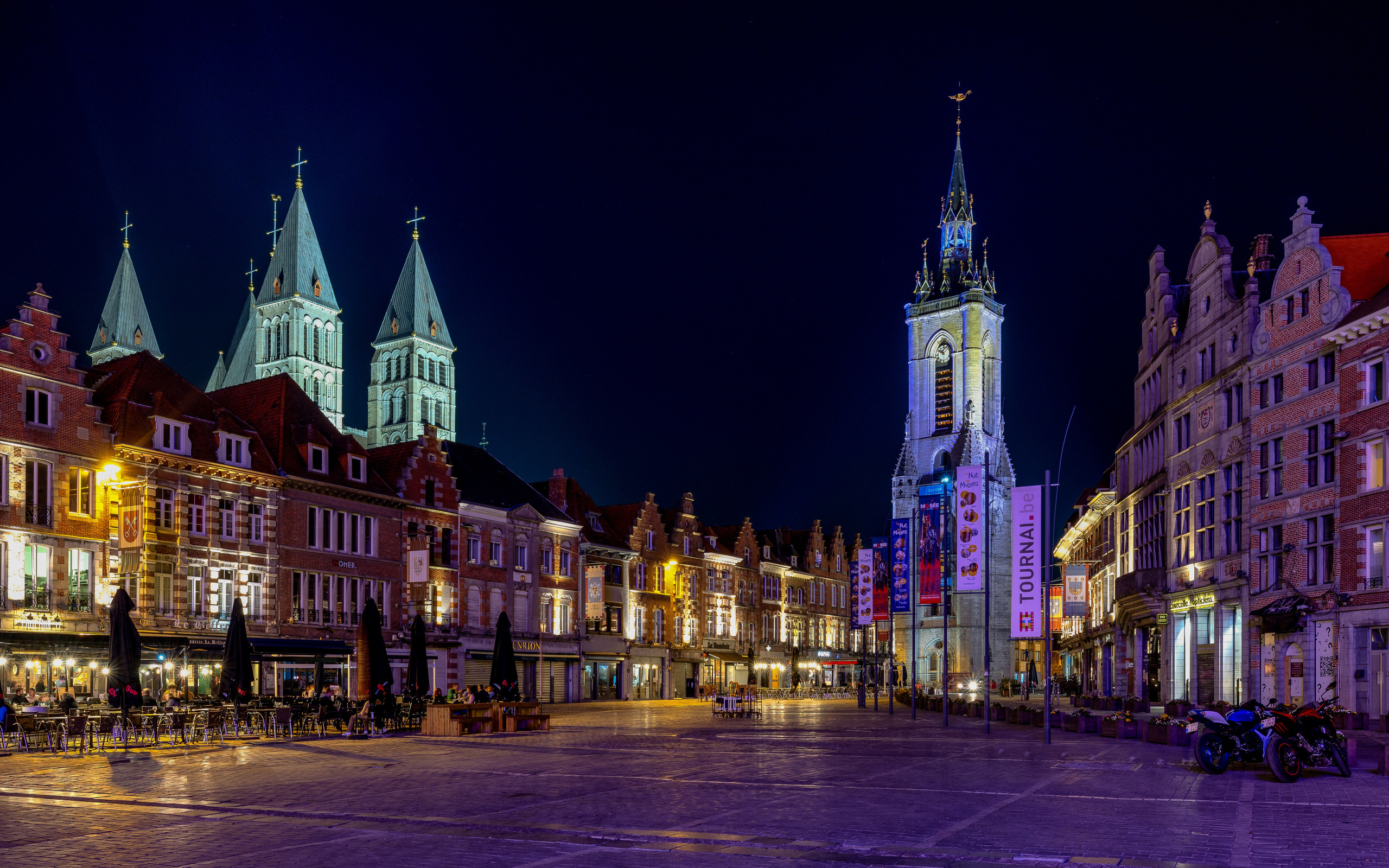 Старинные дома на ночной улице, Бельгия