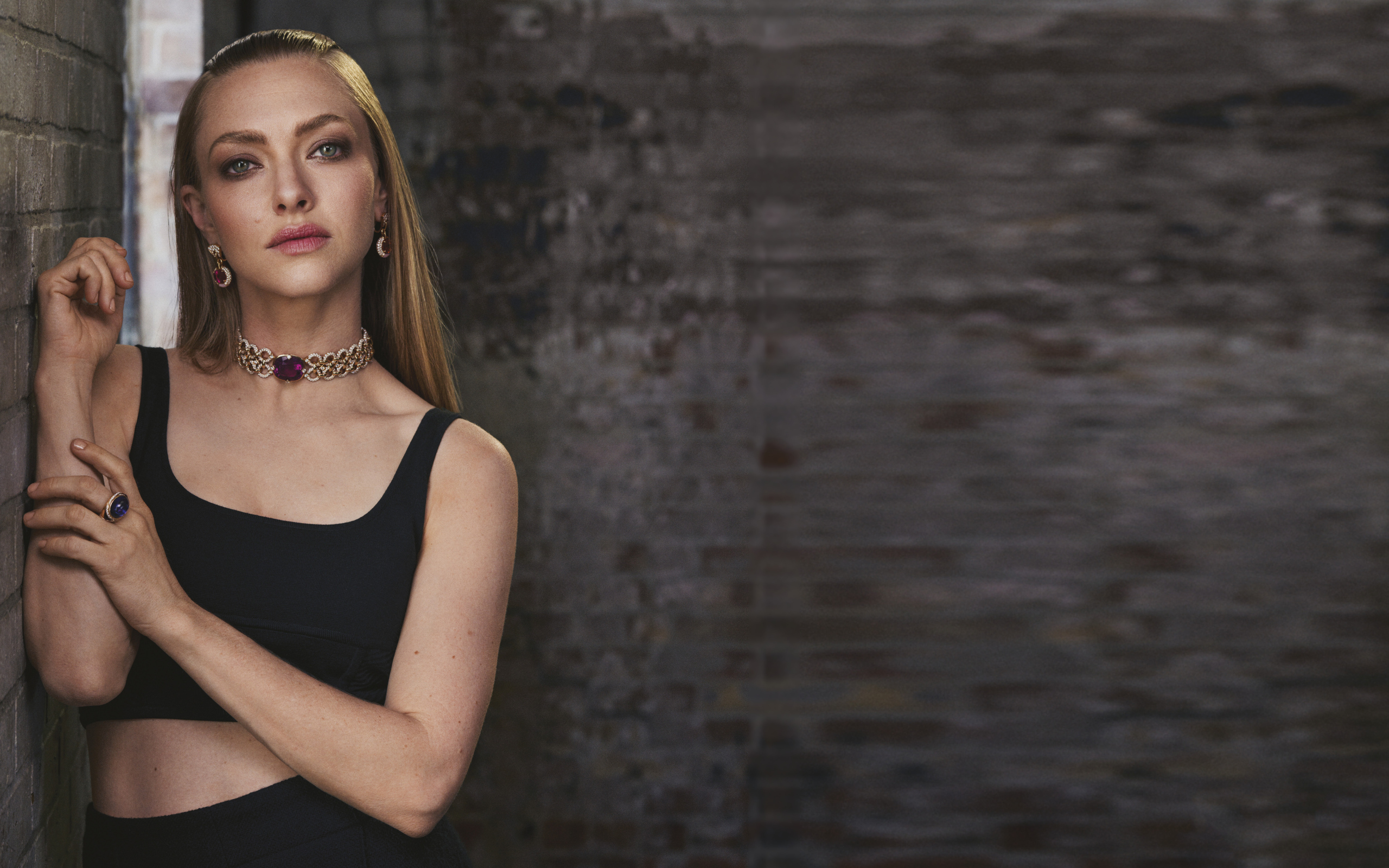 Актриса Аманда Сайфред на фоне кирпичной стены