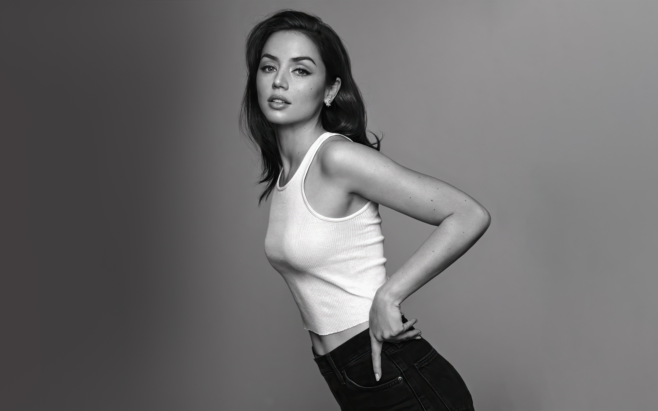 Актриса Ана де Армас в белой майке на сером фоне