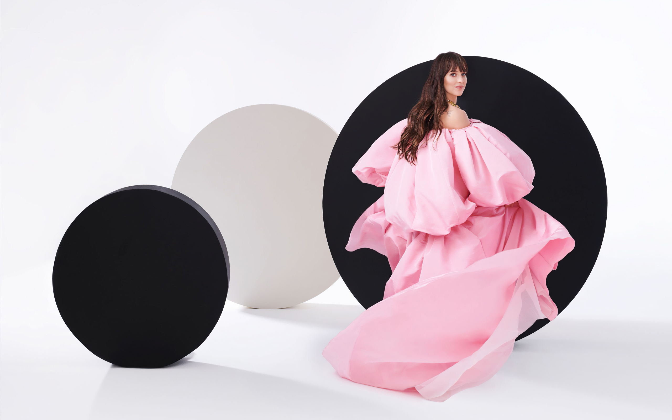 Актриса Дакота Джонсон в красивом розовом платье