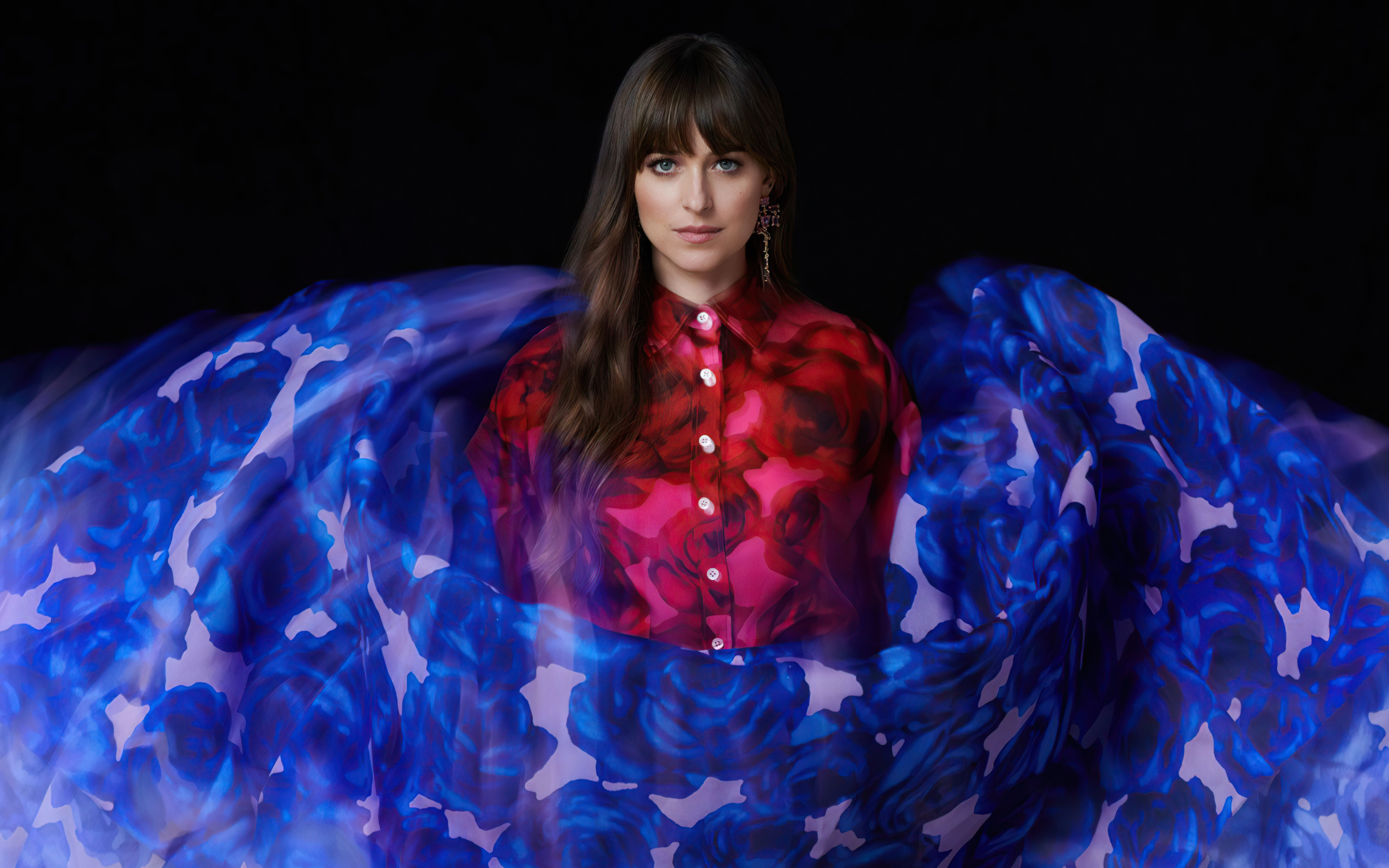 Актриса Дакота Джонсон на черном фоне