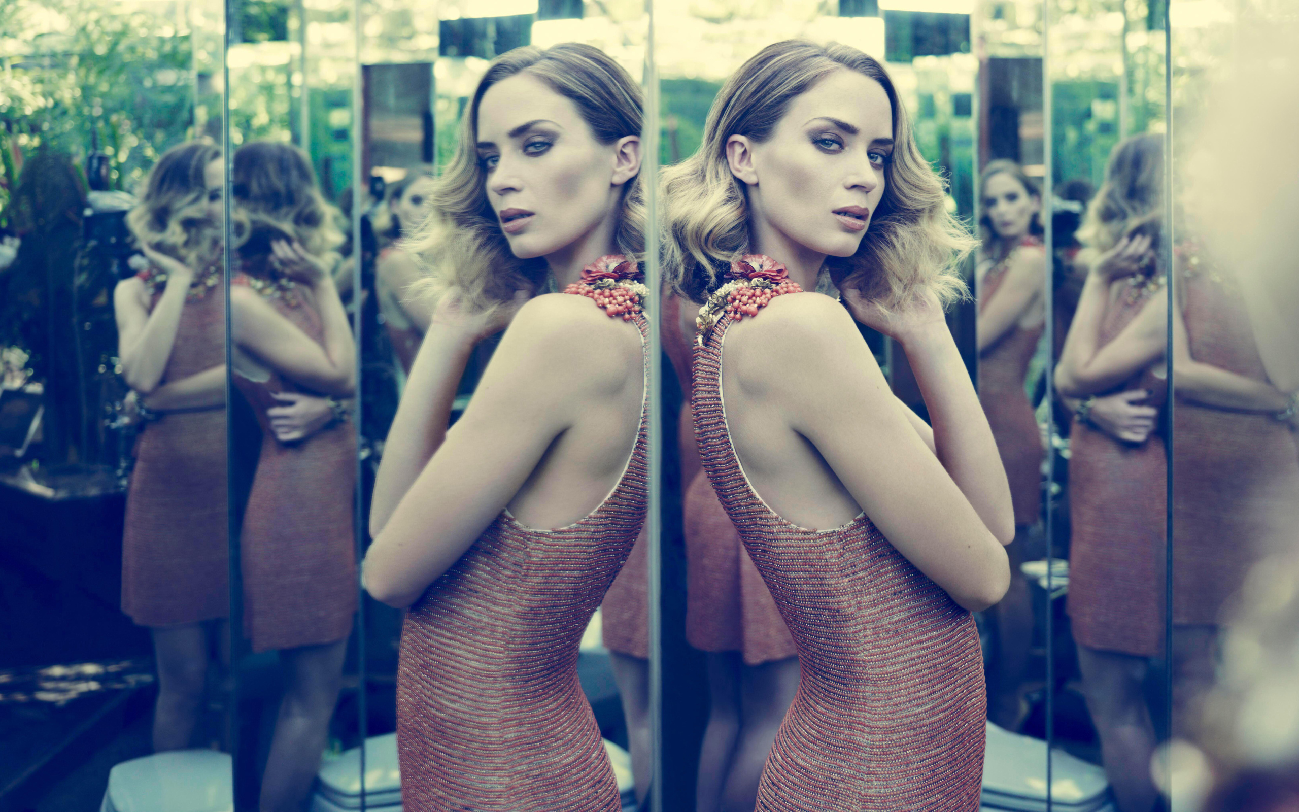 Актриса Эмили Блант отражается в зеркале