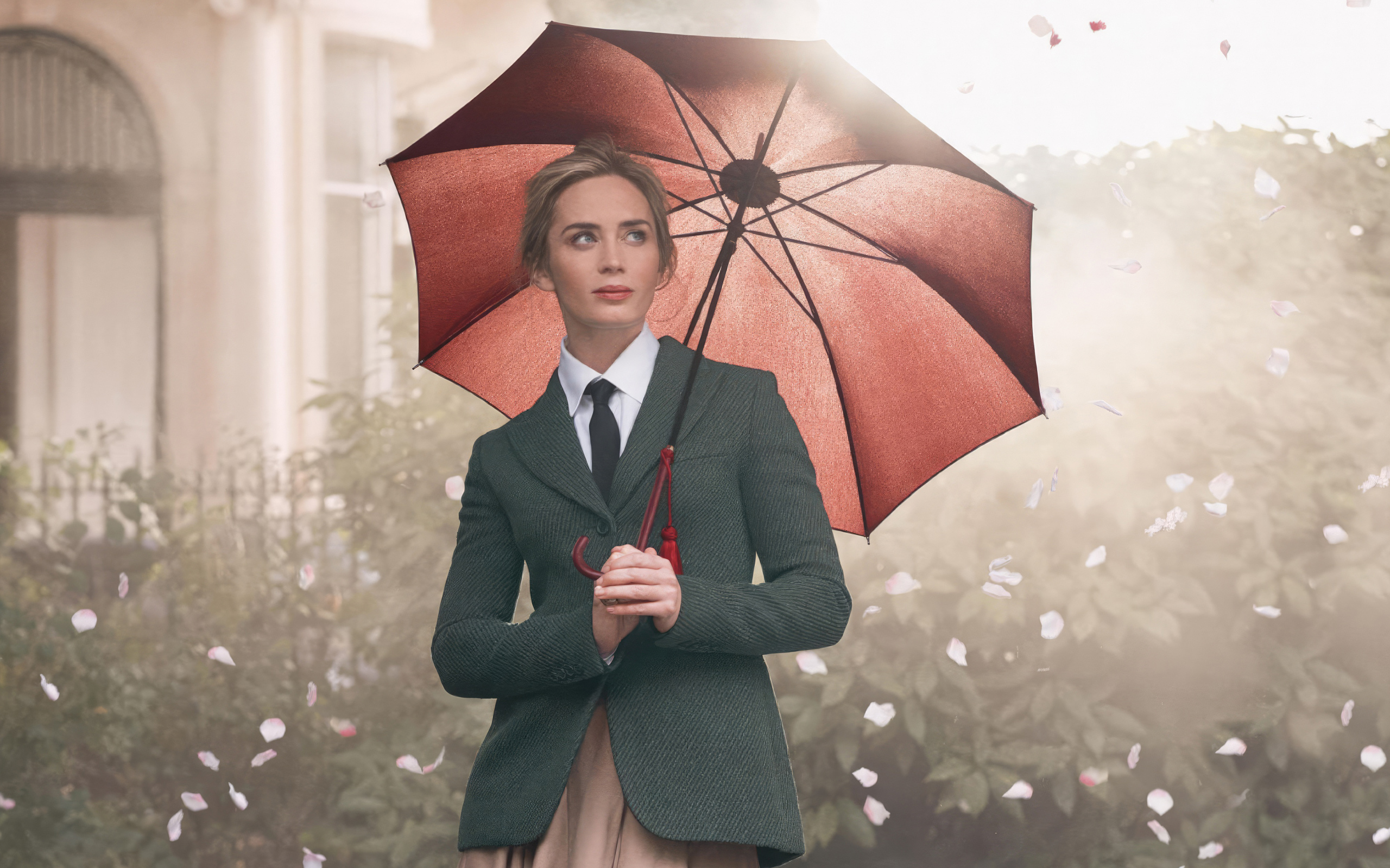 Актриса Эмили Блант стоит под зонтом