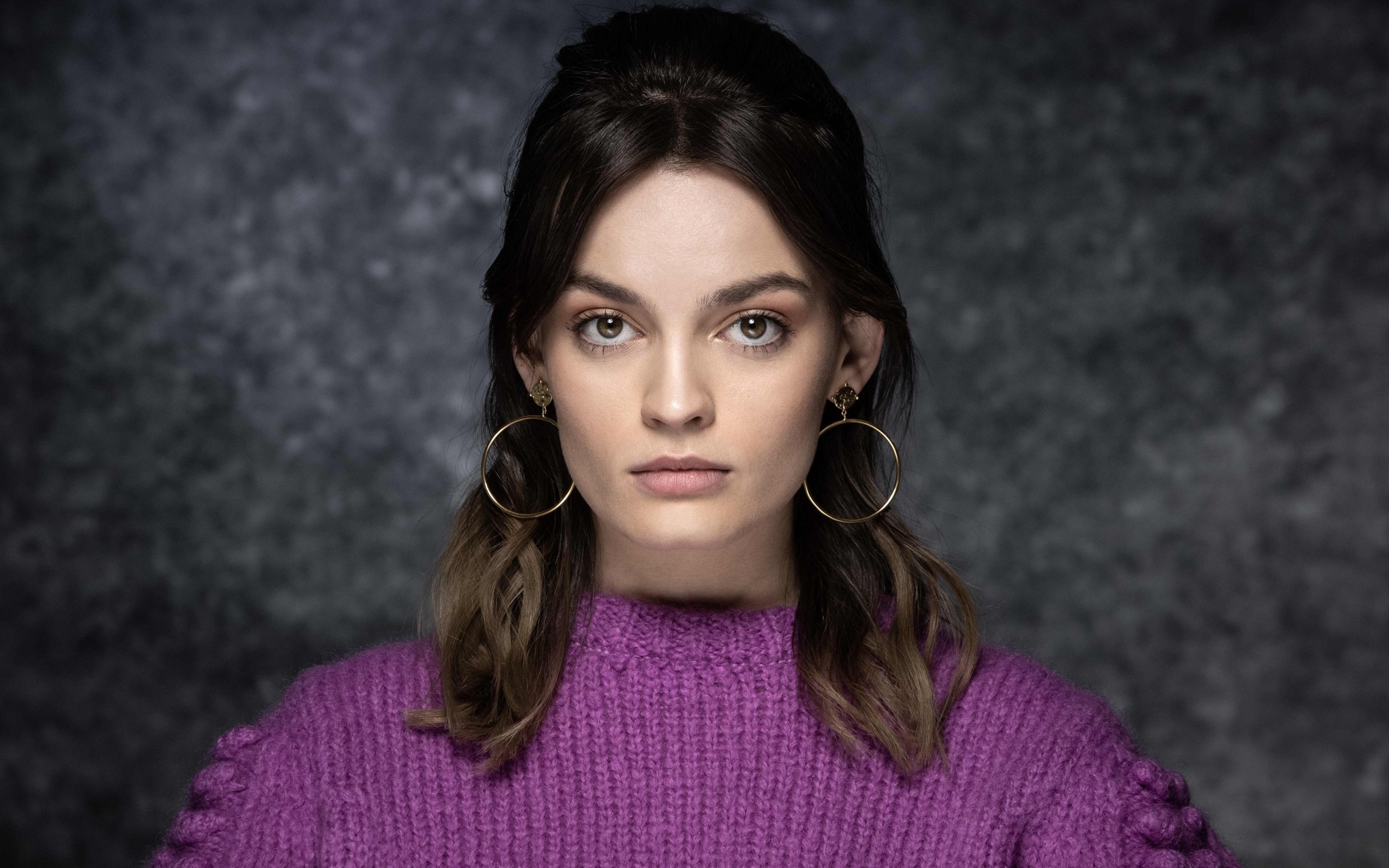 Актриса Эмма Маки на сером фоне