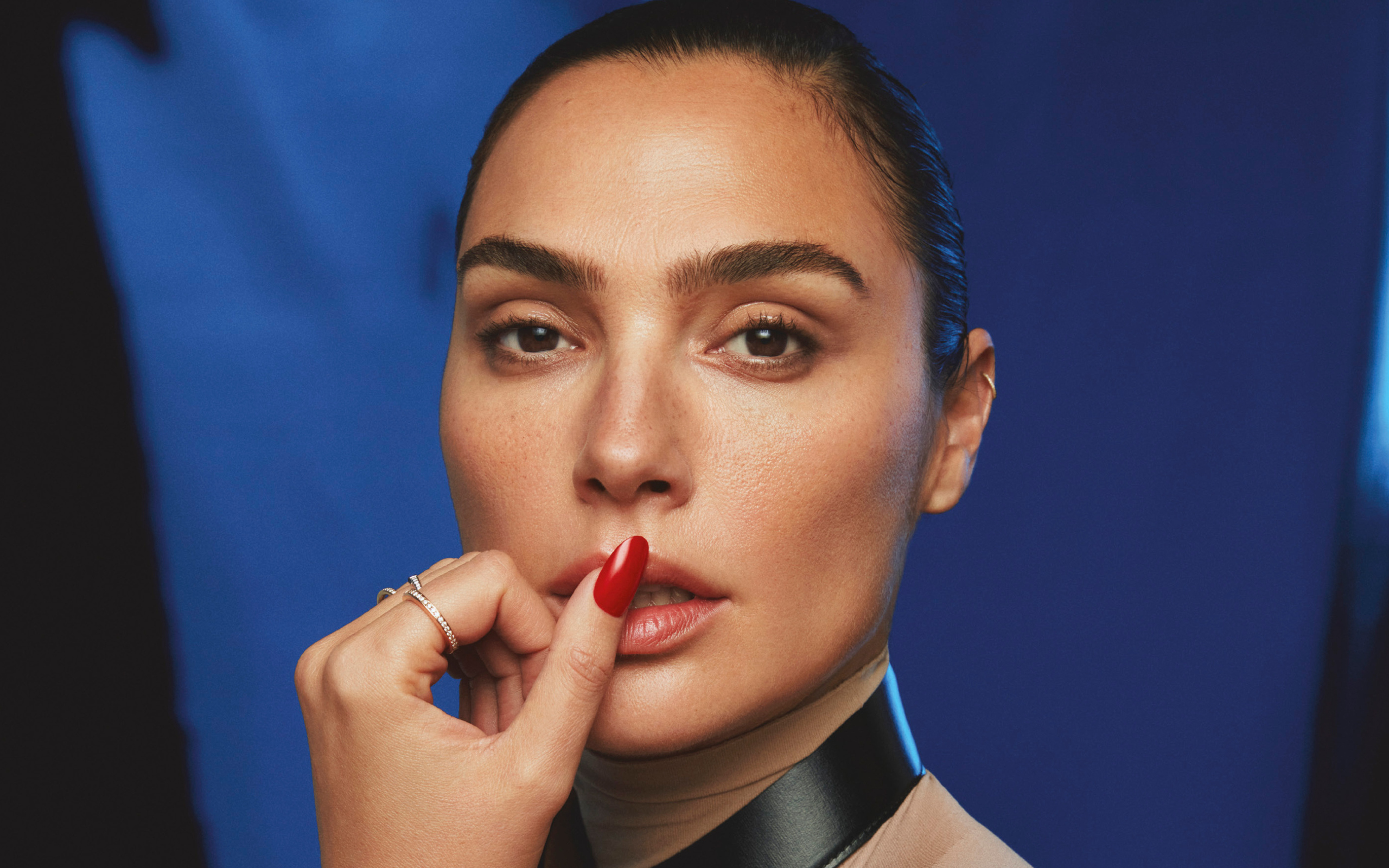 Красный маникюр у актрисы Галь Гадот