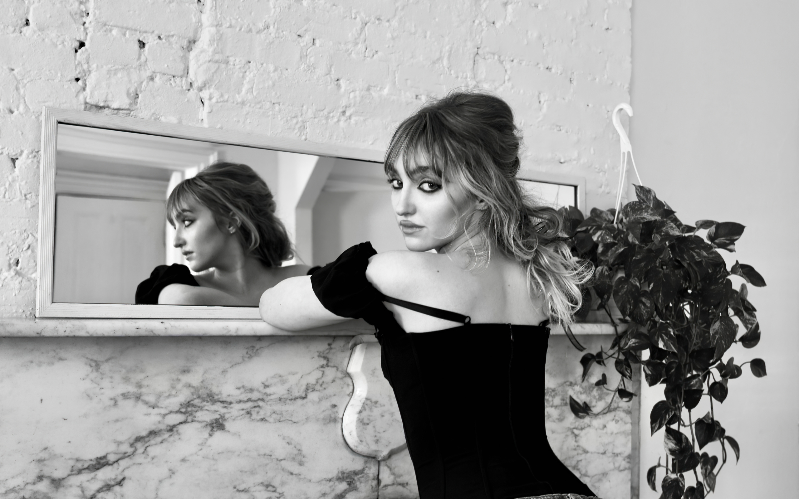 Актриса Гален Хоппер стоит у зеркала