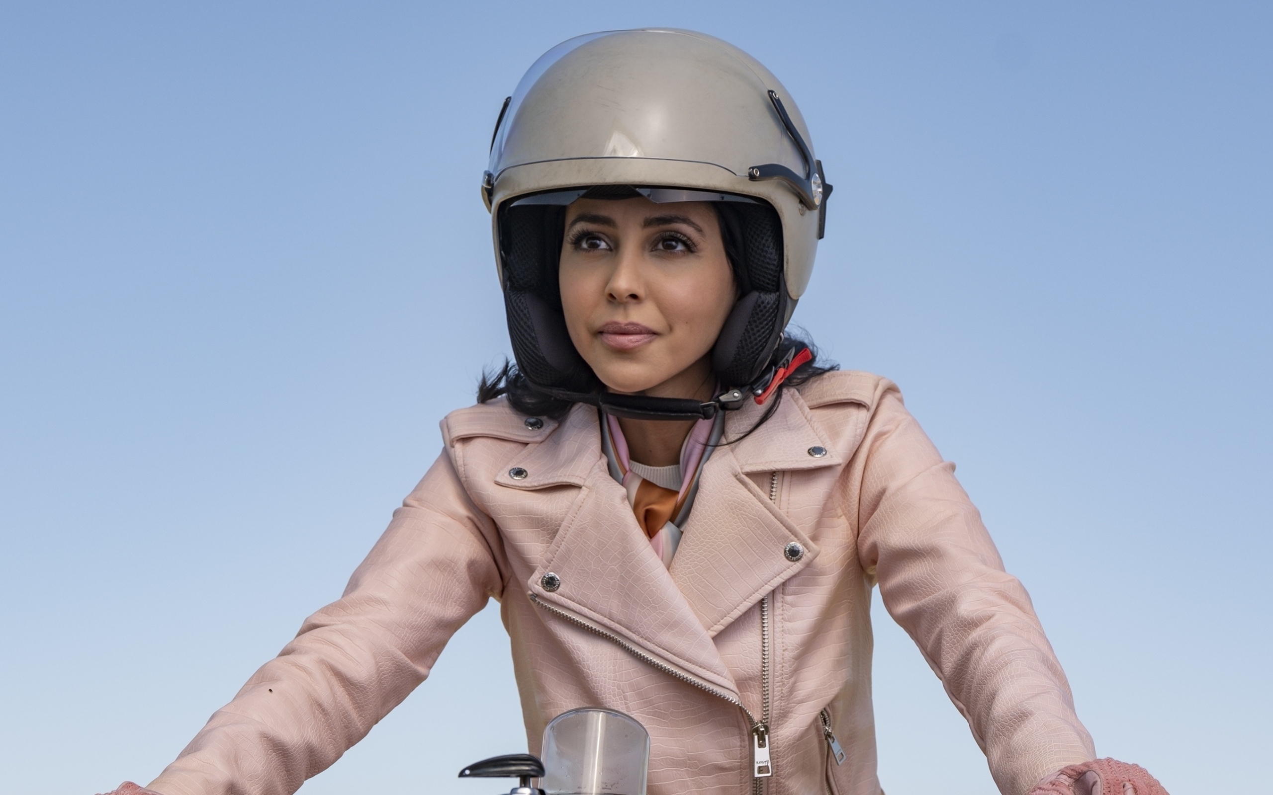 Актриса Джиа Сандху в шлеме на голубом фоне